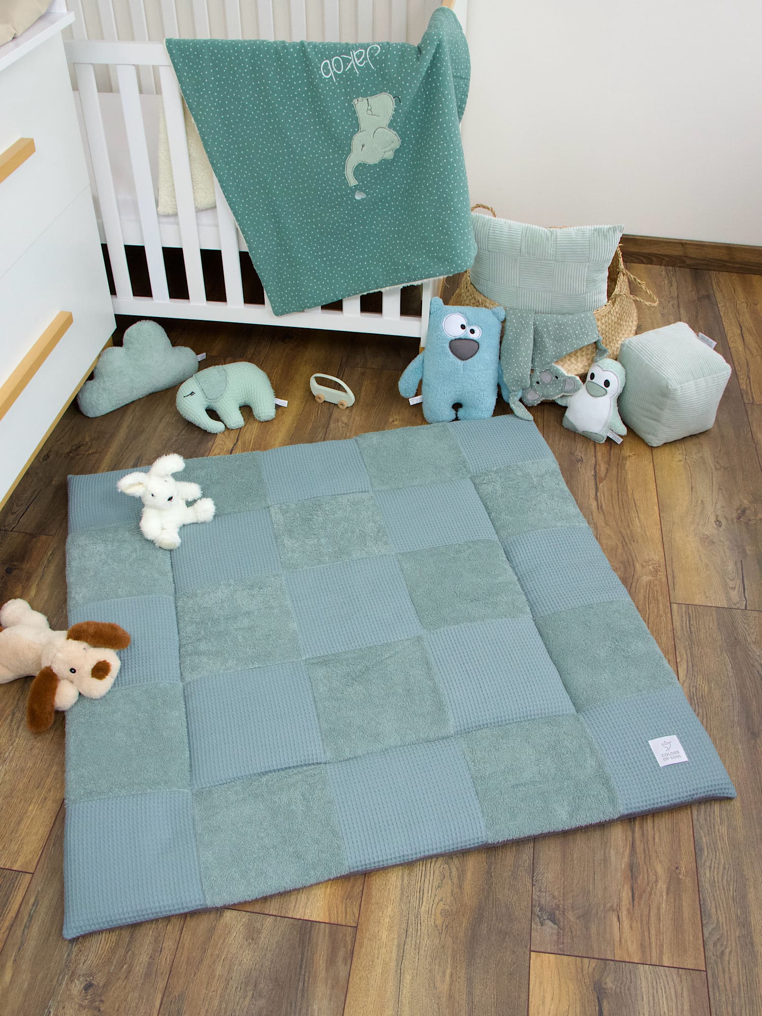 Gefaltete Baby Krabbeldecken in Dusty Altmint und Blau auf dem Wickelplatz