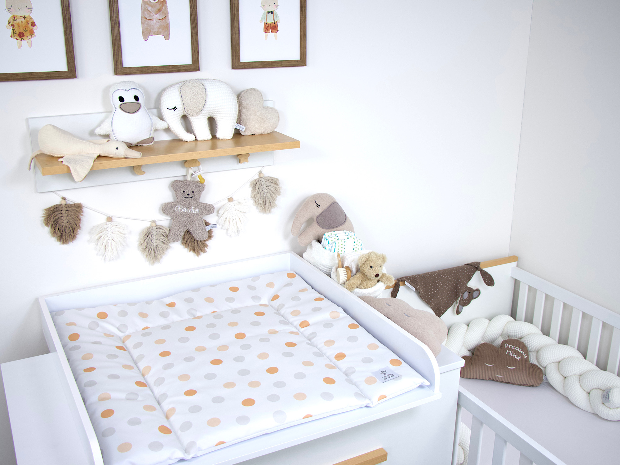 Abwaschbare Wickelauflage mit großem Punkte-Muster – modernes Design in Beige und Grau