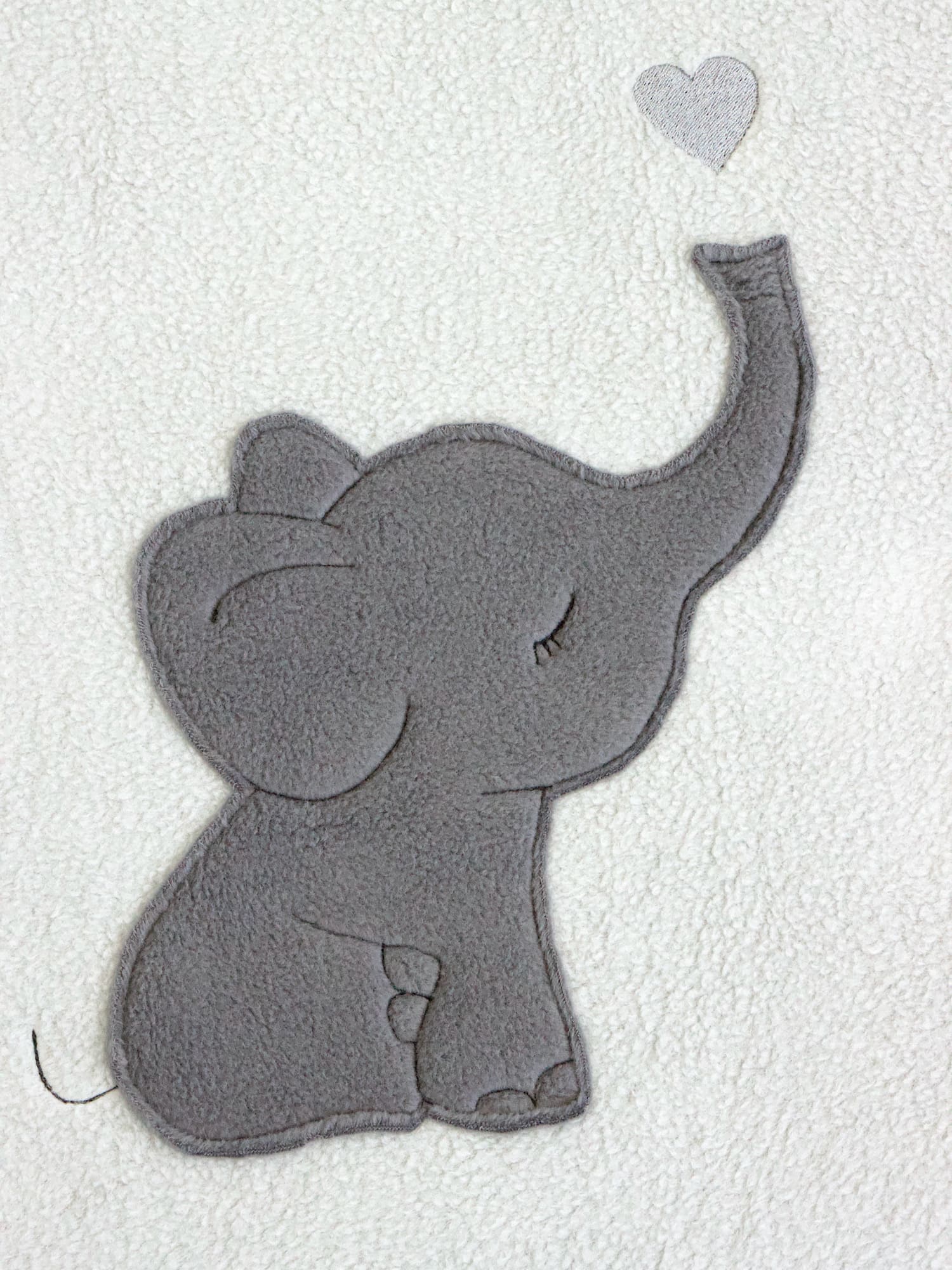 Krabbeldecke mit Elefant und Namensstickerei in Grau-Weiß