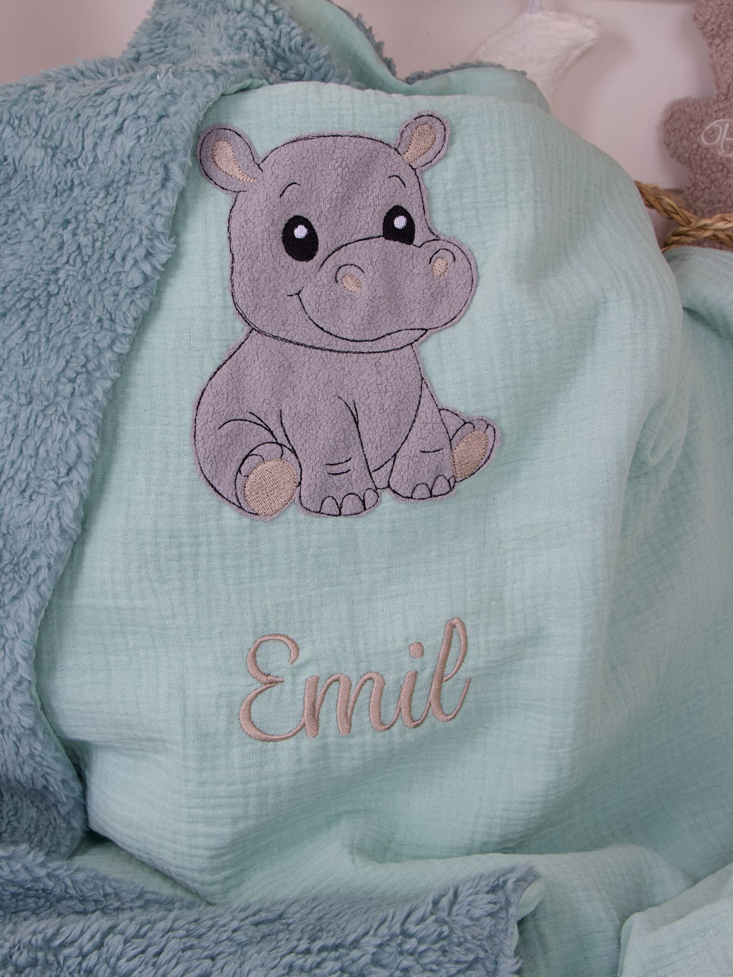 Süße Nilpferd Applikation aus Baumwollfleece auf Babydecke