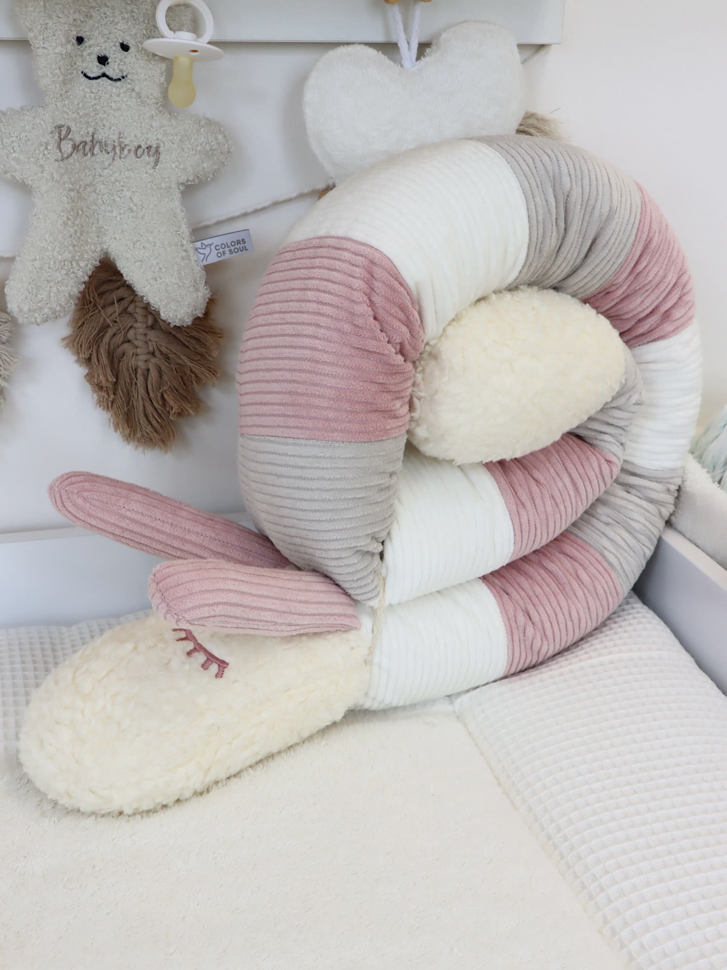 Handgemachte Cord-Bettschlange in Creme, Hellbeige und Altrosa – weich, sicher und stilvoll