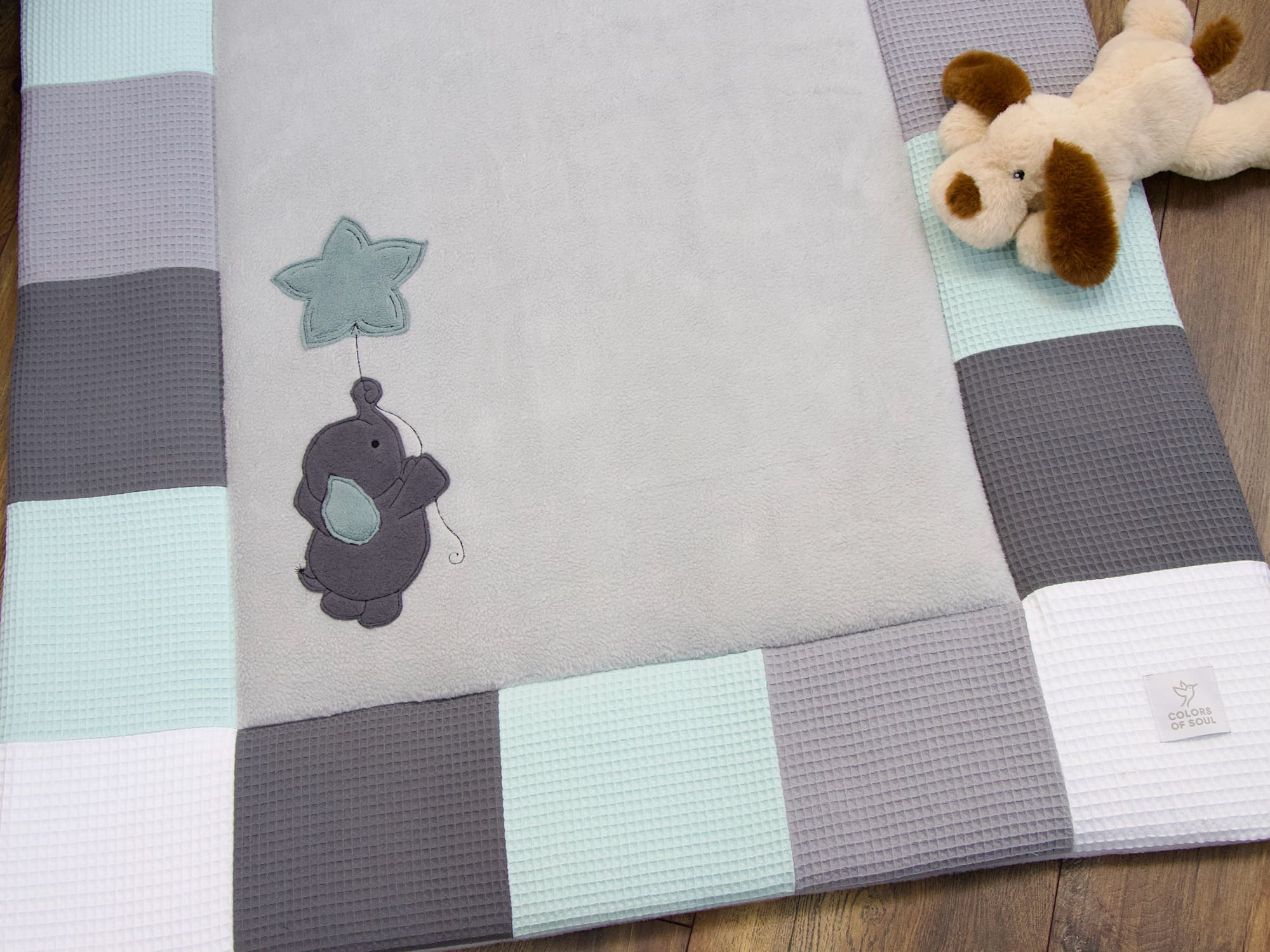 Detailansicht der Patchwork Krabbeldecke mit Elefant, Stern und Liegefläche aus Baumwollfleece