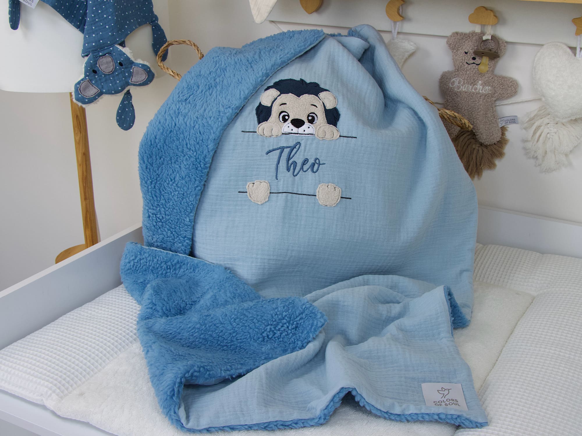 Hellblaue Musselin Babydecke mit blauem Teddyplüsch – personalisiertes Geschenk zur Geburt