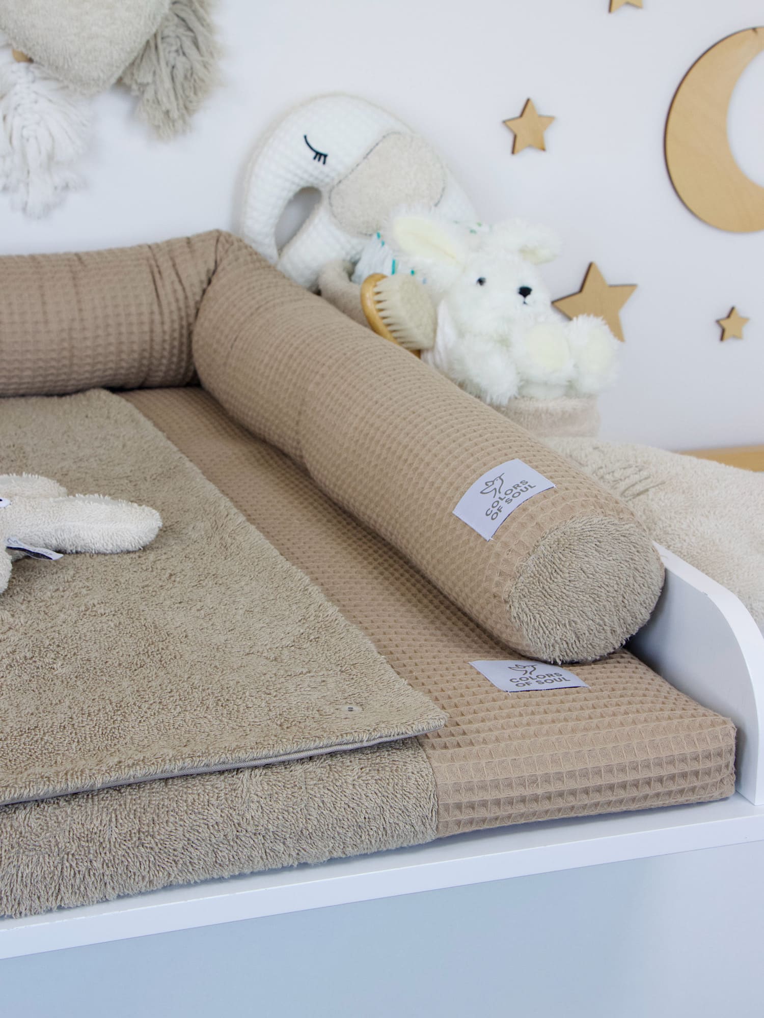Wickelauflage mit abnehmbarem Bezug aus Frottee Dunkelbeige und Umrandung aus Waffelpique – stilvolles Wickelset im natürlichen Look.