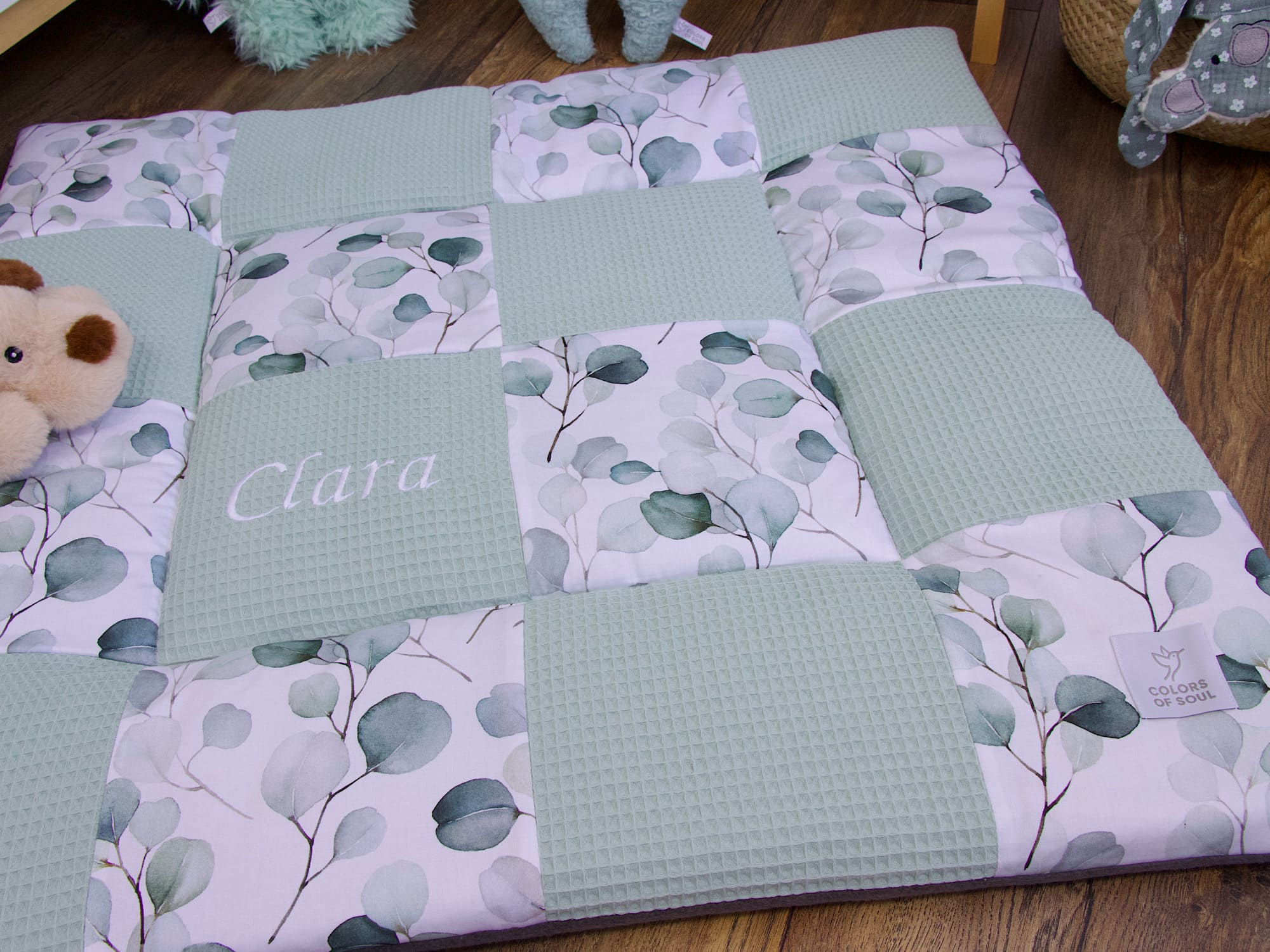 Krabbeldecke Patchwork personalisiert - Waffelpique hellmint / Silberdollar-Eukalyptus Aquarell
