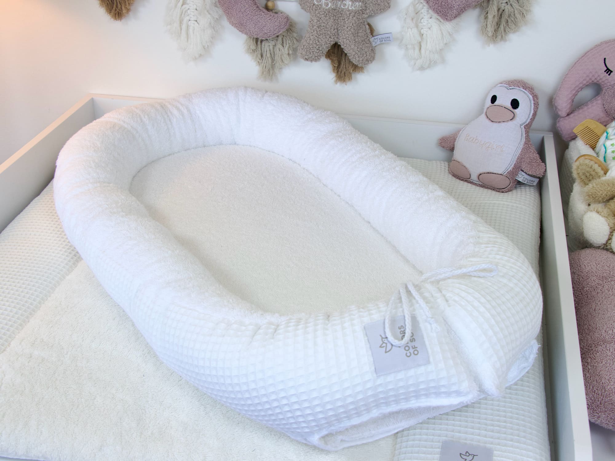 Detailansicht Babynest – weiche Frottee-Innenfläche und strukturierte Waffelpique-Außenwand in Weiß