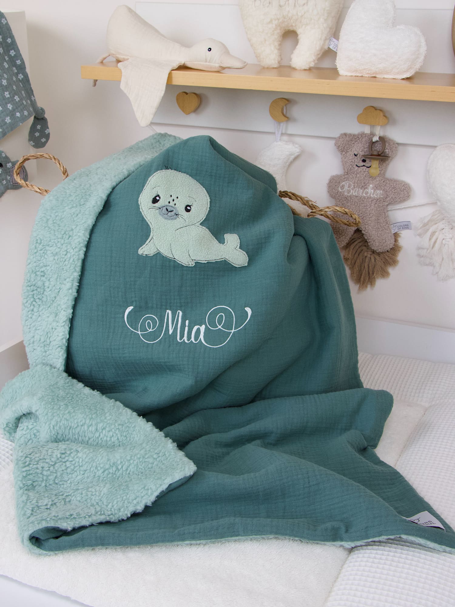 Personalisierte Kuscheldecke aus Musselin Dunkelmint und Teddyplüsch Mint, bestickt mit Seehund und Name "Mia"