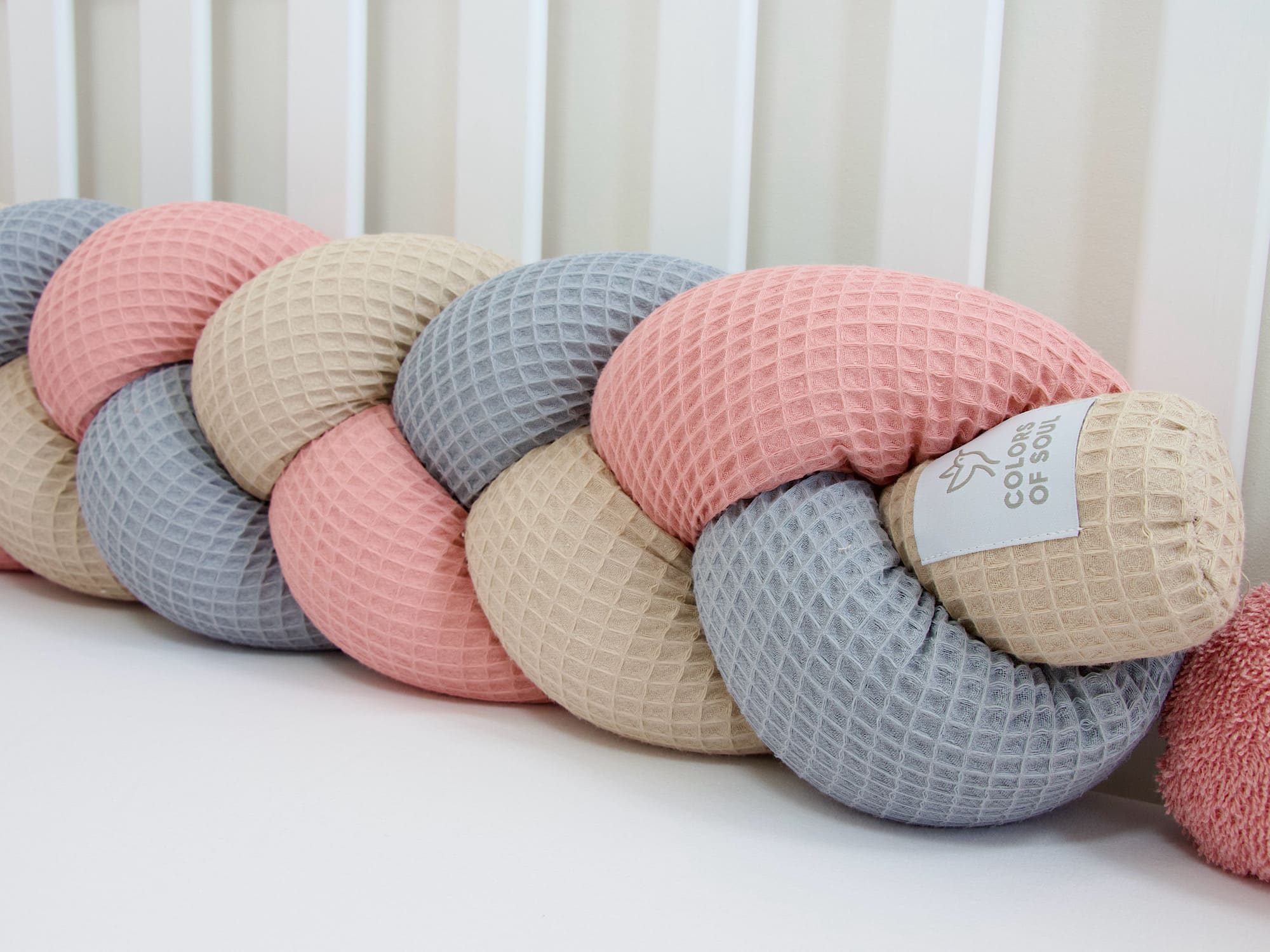 Geflochtene Bettschlange für das Kinderzimmer – Waffelpique blush, beige, grau