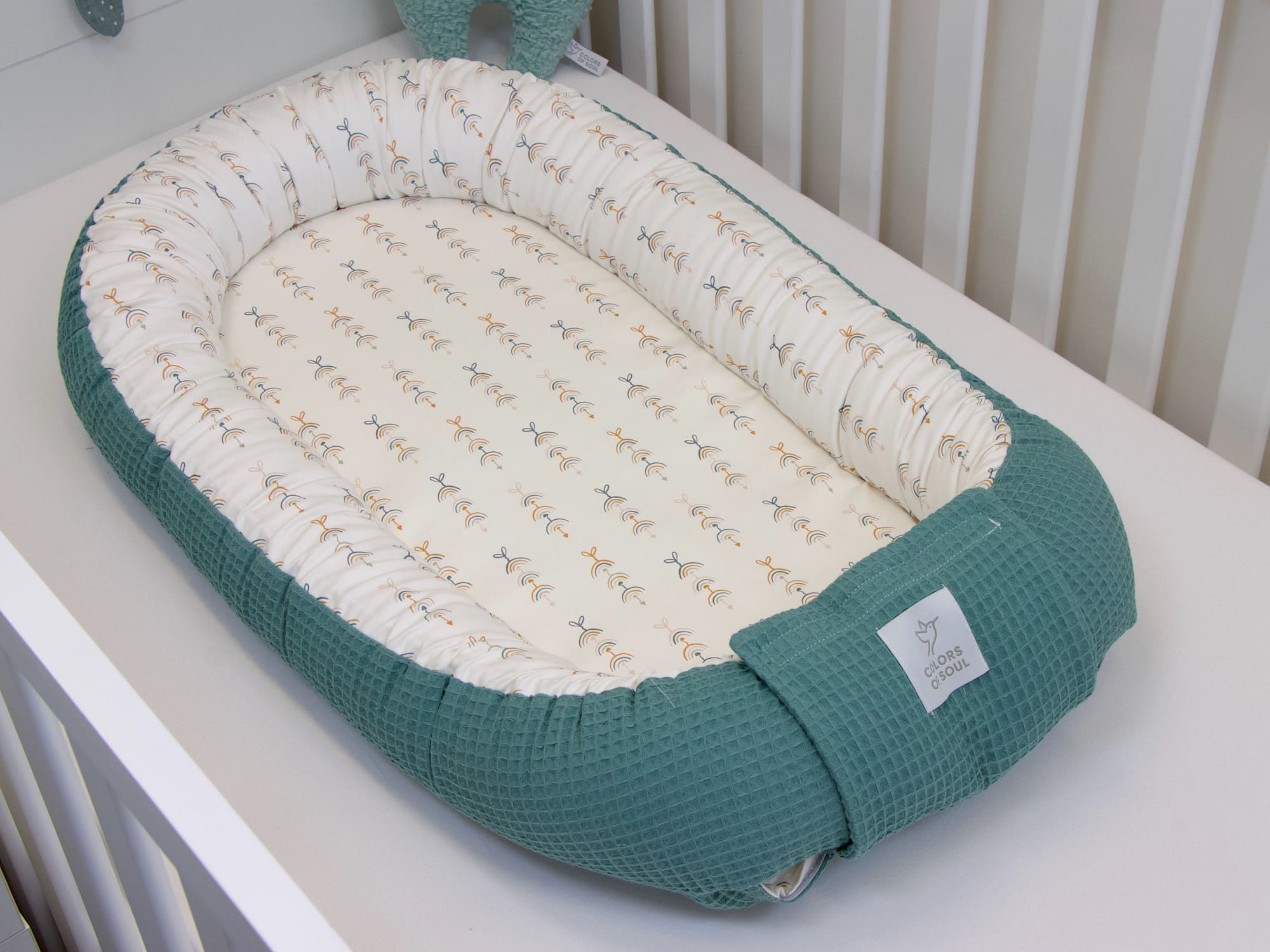 2-er SET - Wickelauflage mit Inlett, Babynestchen - Mobile Regenbogen / Waffelpique altgrün