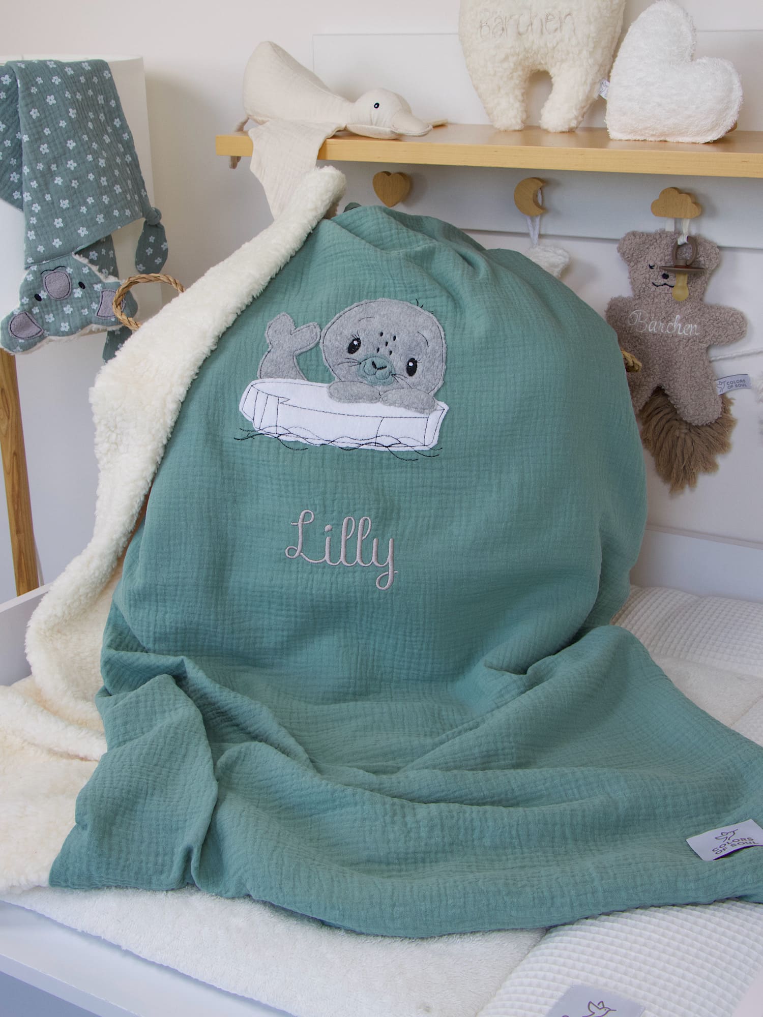 Detailansicht der Seehund-Applikation auf Babydecke Dunkelmint – personalisierte Musselin-Decke mit cremefarbener Teddyplüsch-Rückseite.