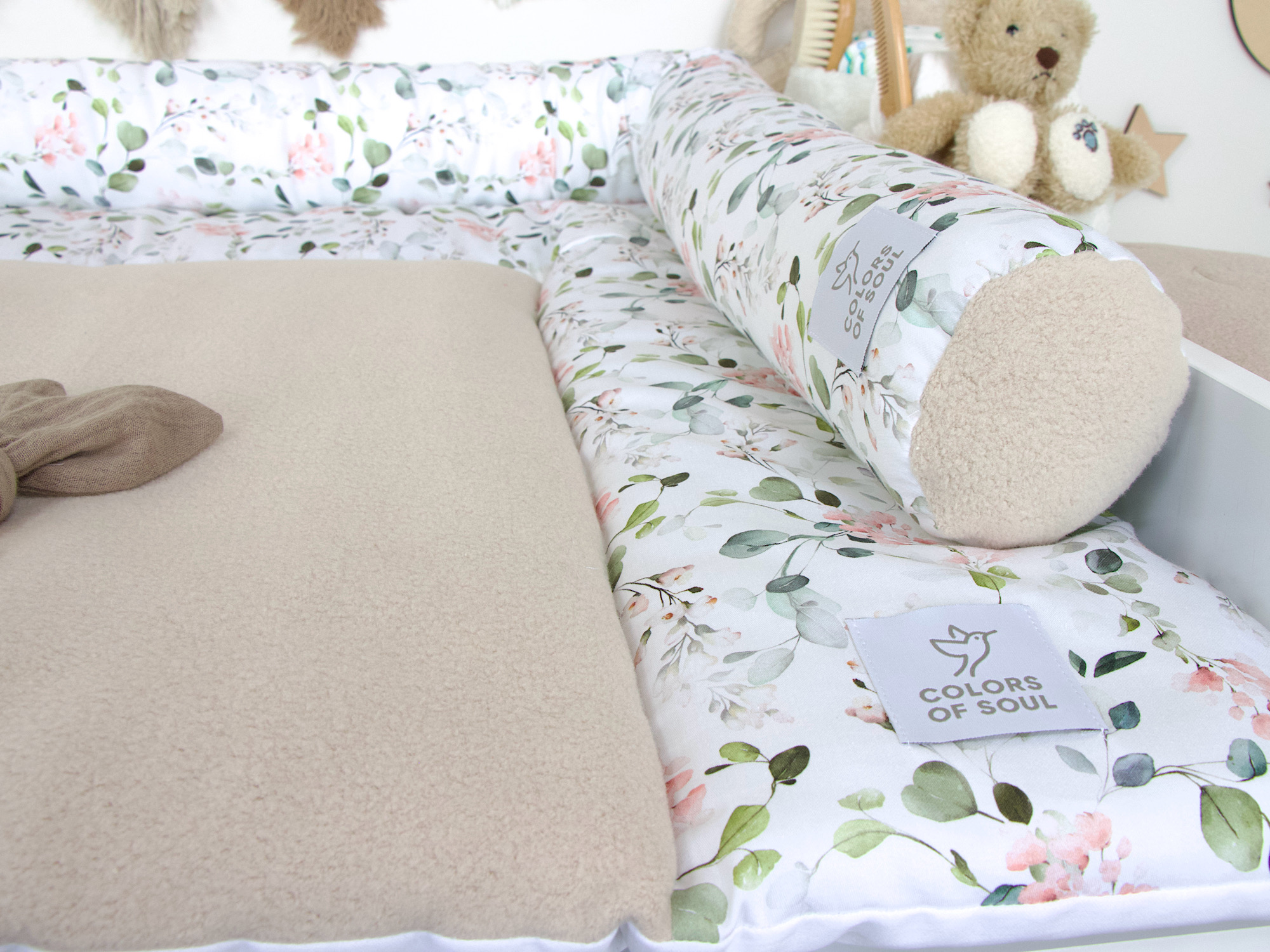 2er Set aus Wickelauflage und Bettschlange – Gartenblumen rosa / Baumwollfleece beige aus Handarbeit