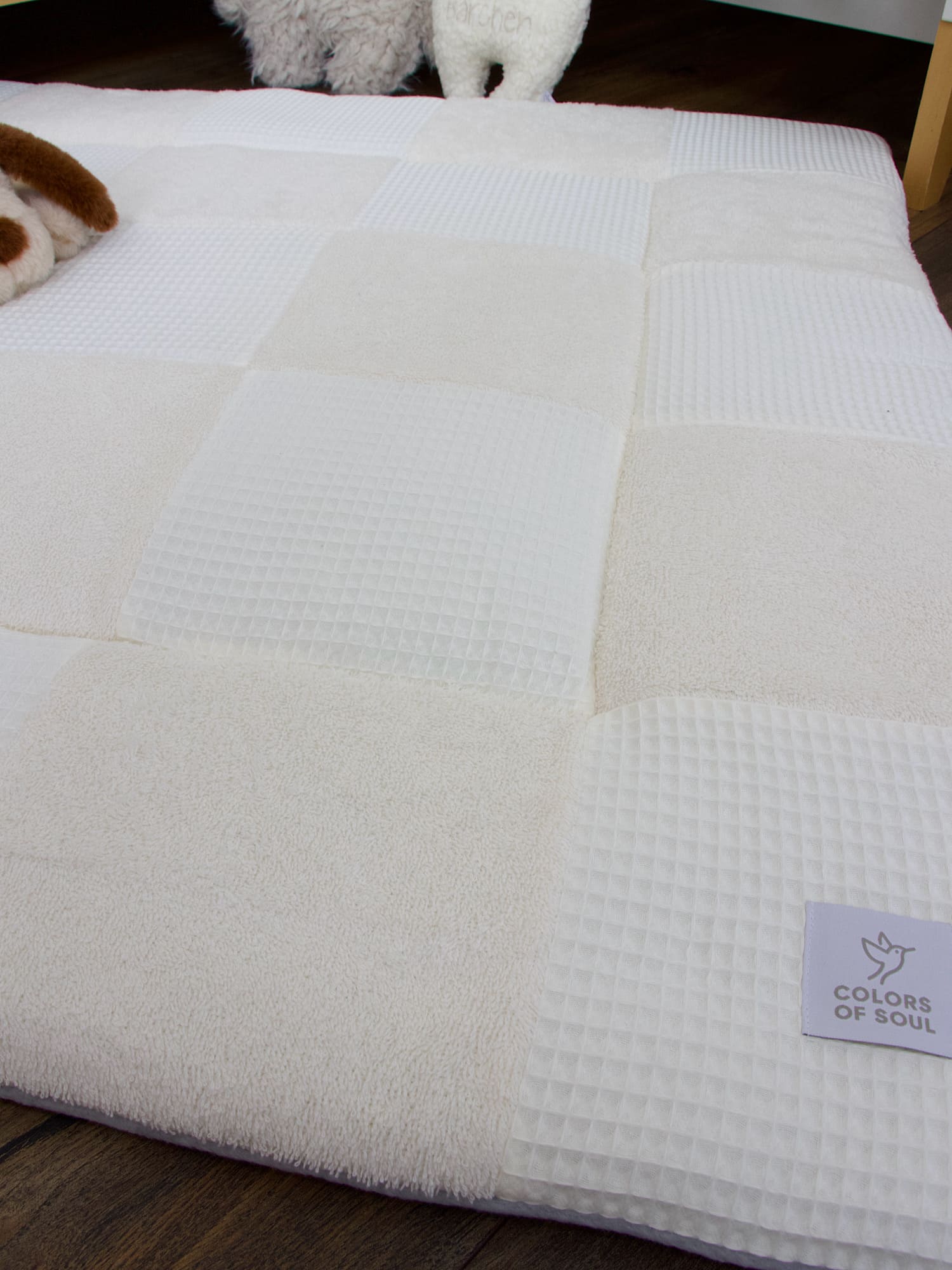 Große Baby Krabbeldecke im Patchwork Design aus Frottee und Waffelpique in Creme