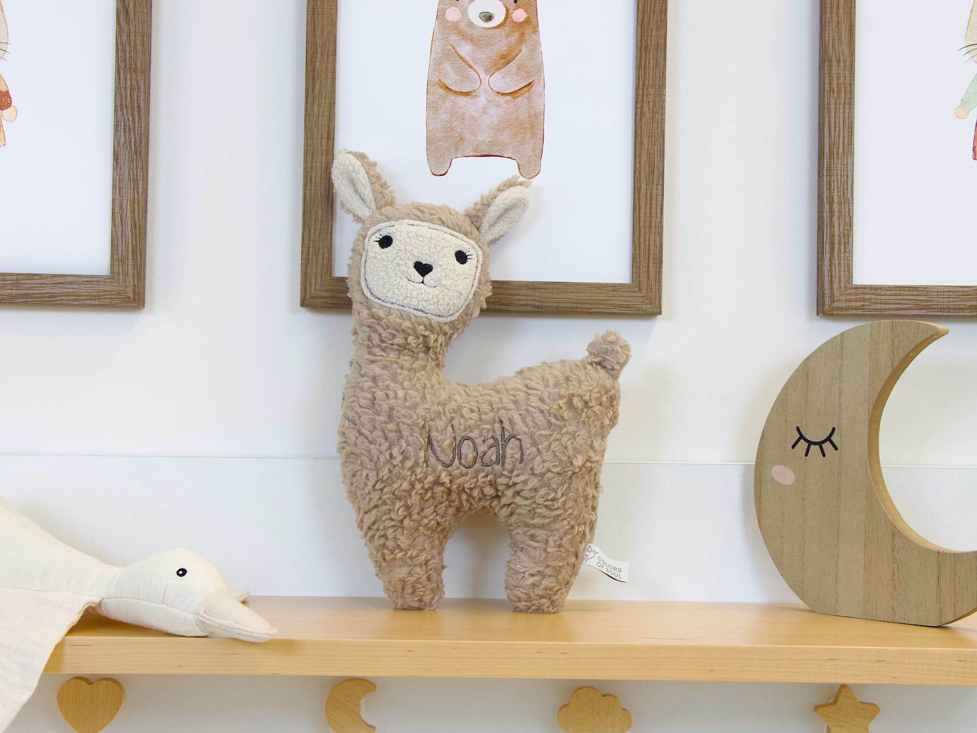 Lama Stofftier in Sand mit Namensstickerei – weiches Baby Kuscheltier