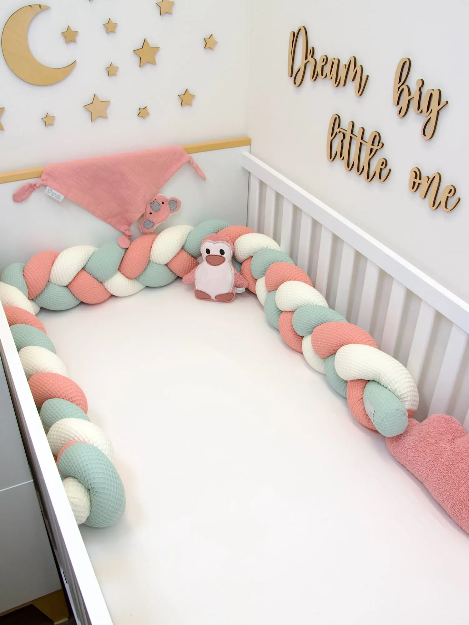Weiche Bettumrandung aus Waffelpique in Creme Blush und Hellmint mit Pinguin Deko