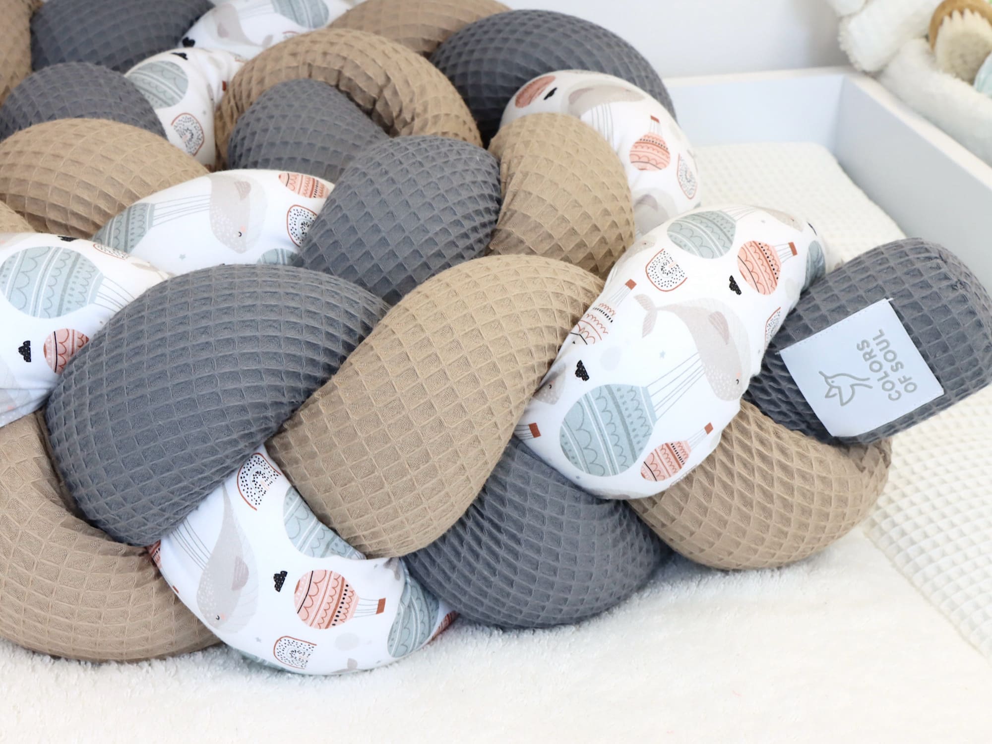 Geflochtene Bettschlange mit schlafenden Walen und Waffelpique Steingrau Dunkelbeige im Babybett