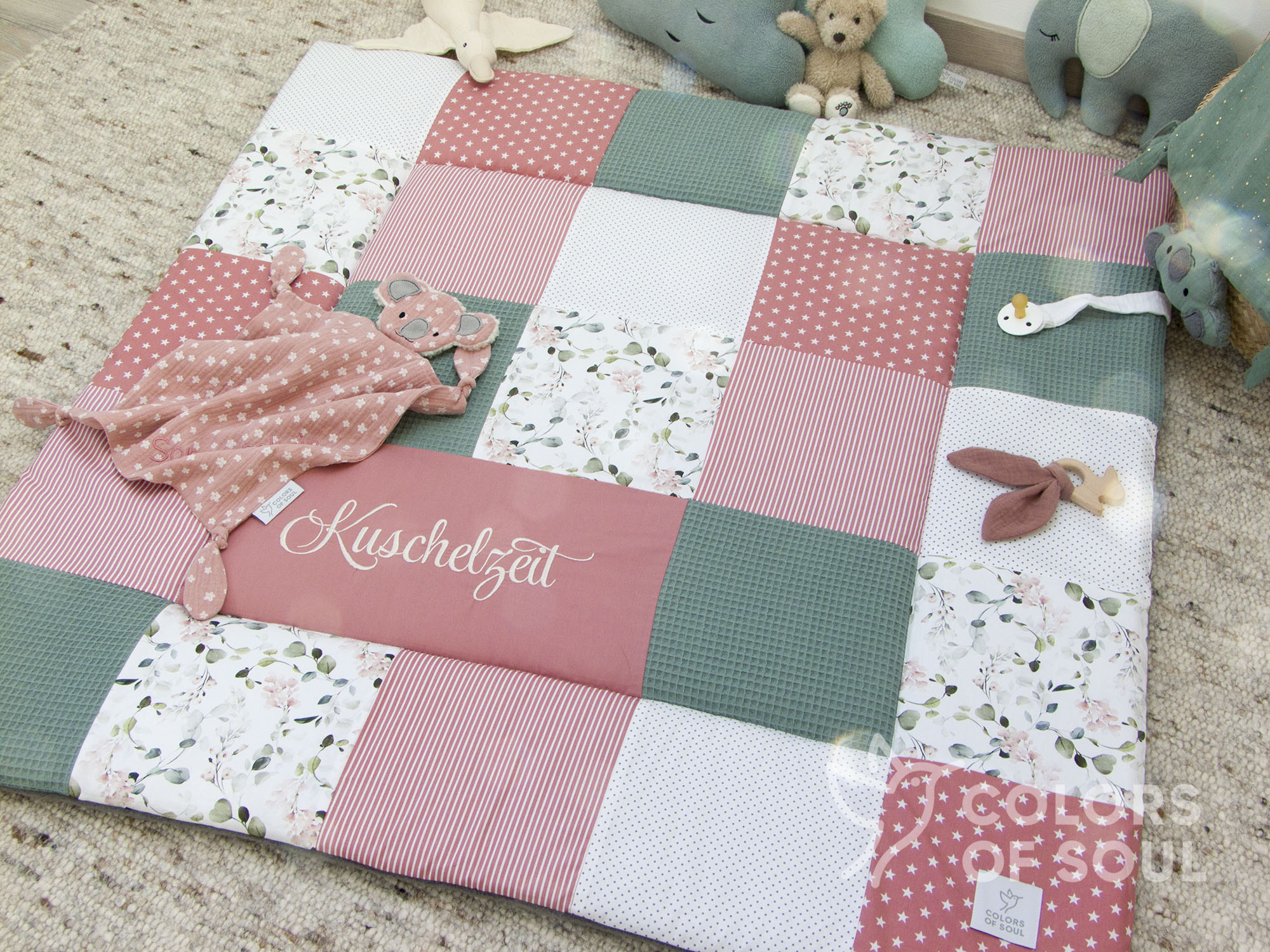 Patchwork Krabbeldecke - Gartenblumen rosa / Waffelpique altgrün / blush