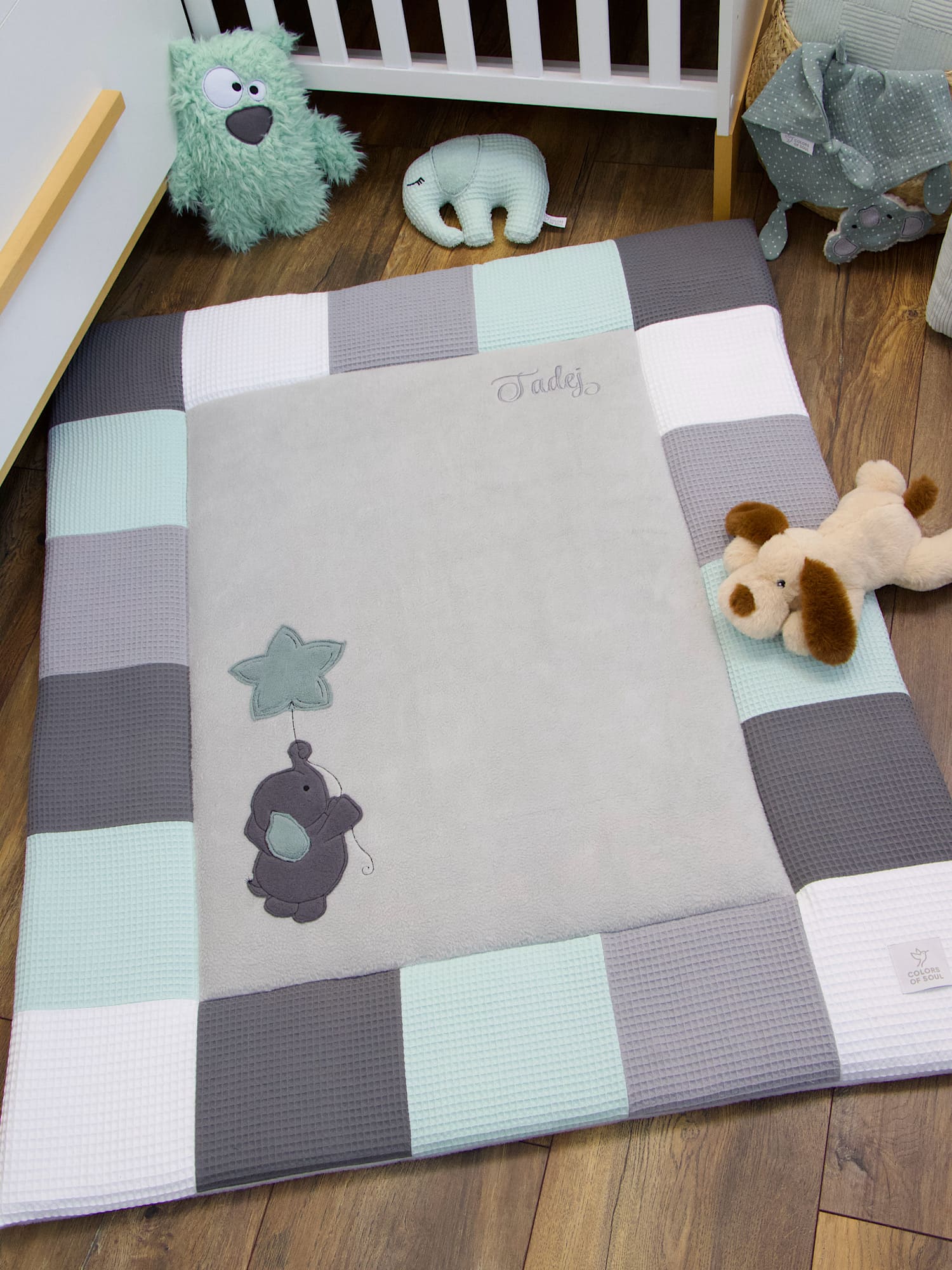 Detailmotiv Elefant mit Stern auf handgefertigter Baby Krabbeldecke