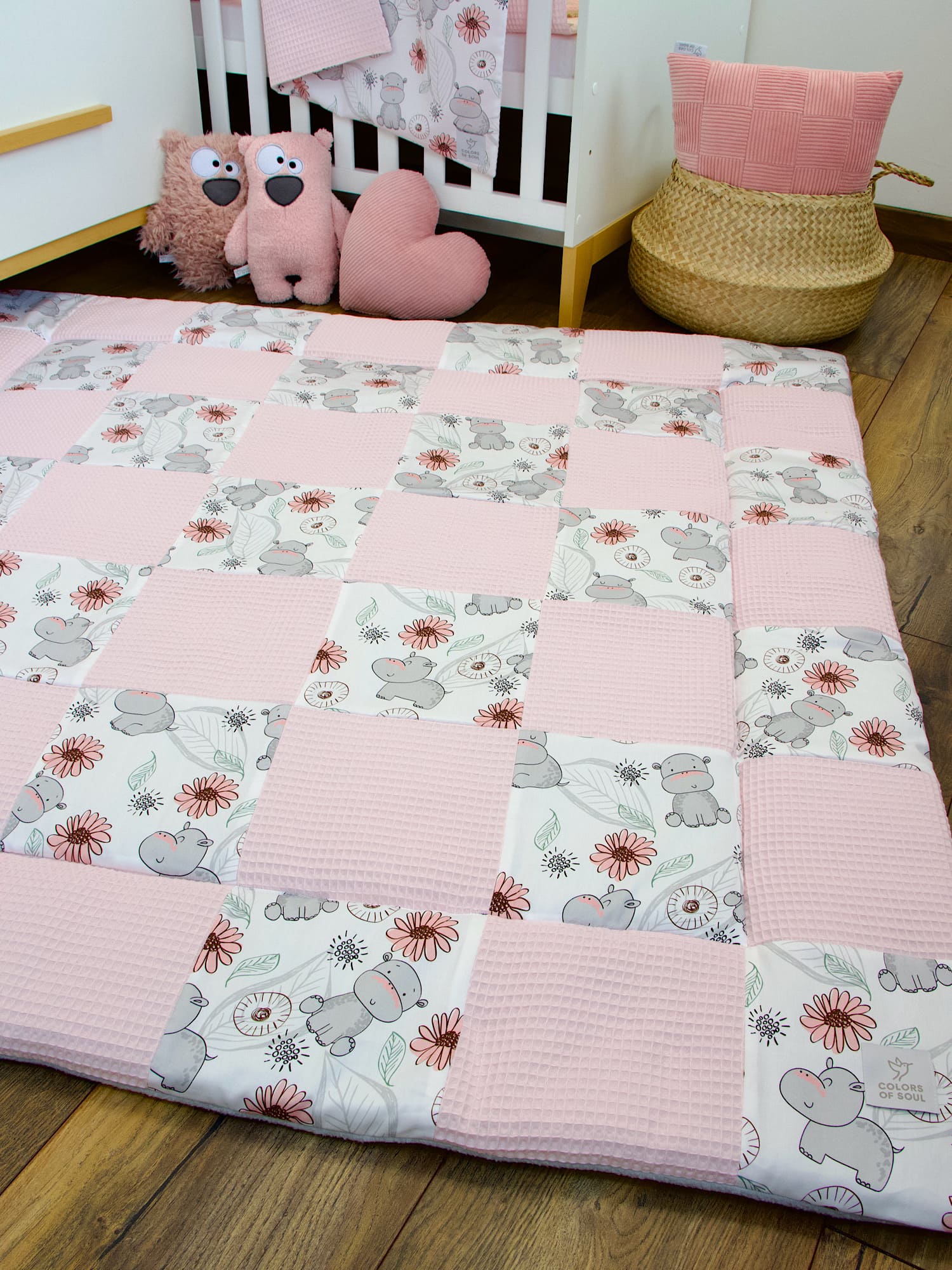 Patchwork Krabbeldecke mit Namen - Waffelpique hellrosa / niedliche Nilpferde