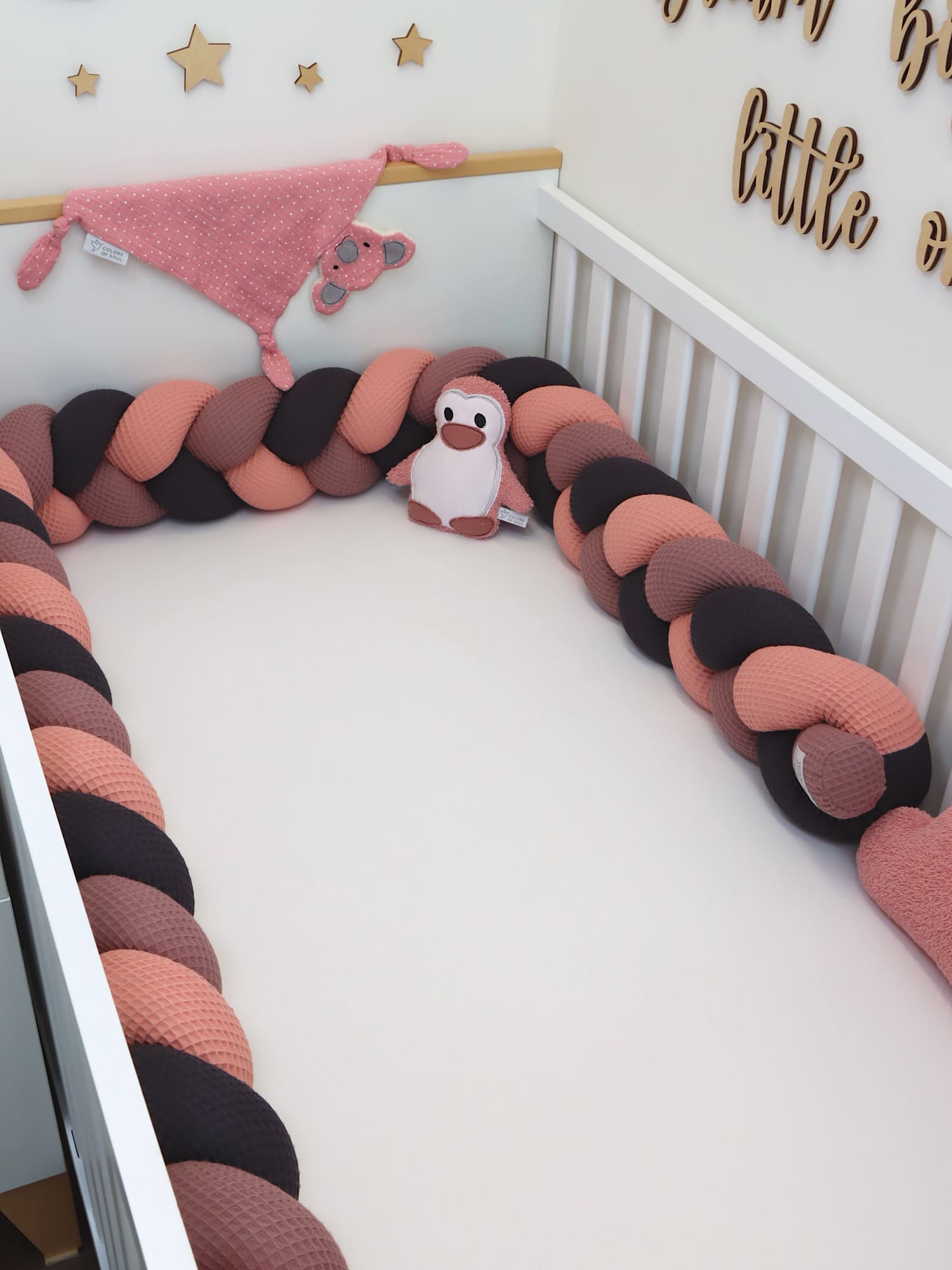 Liebevoll handgemachte Bettumrandung aus Waffelpique – Kombination aus Blush, Malve und Dunkelgrau