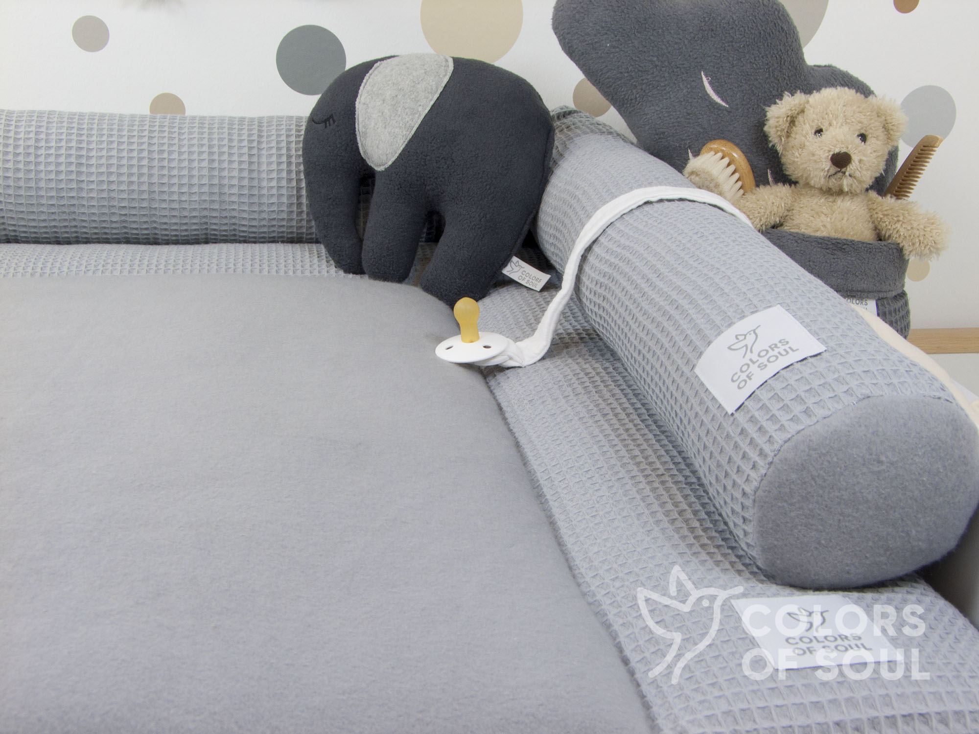Baby Wickelauflage aus Waffelpique und Baumwollfleece in Grau und Mittelgrau für das Babyzimmer