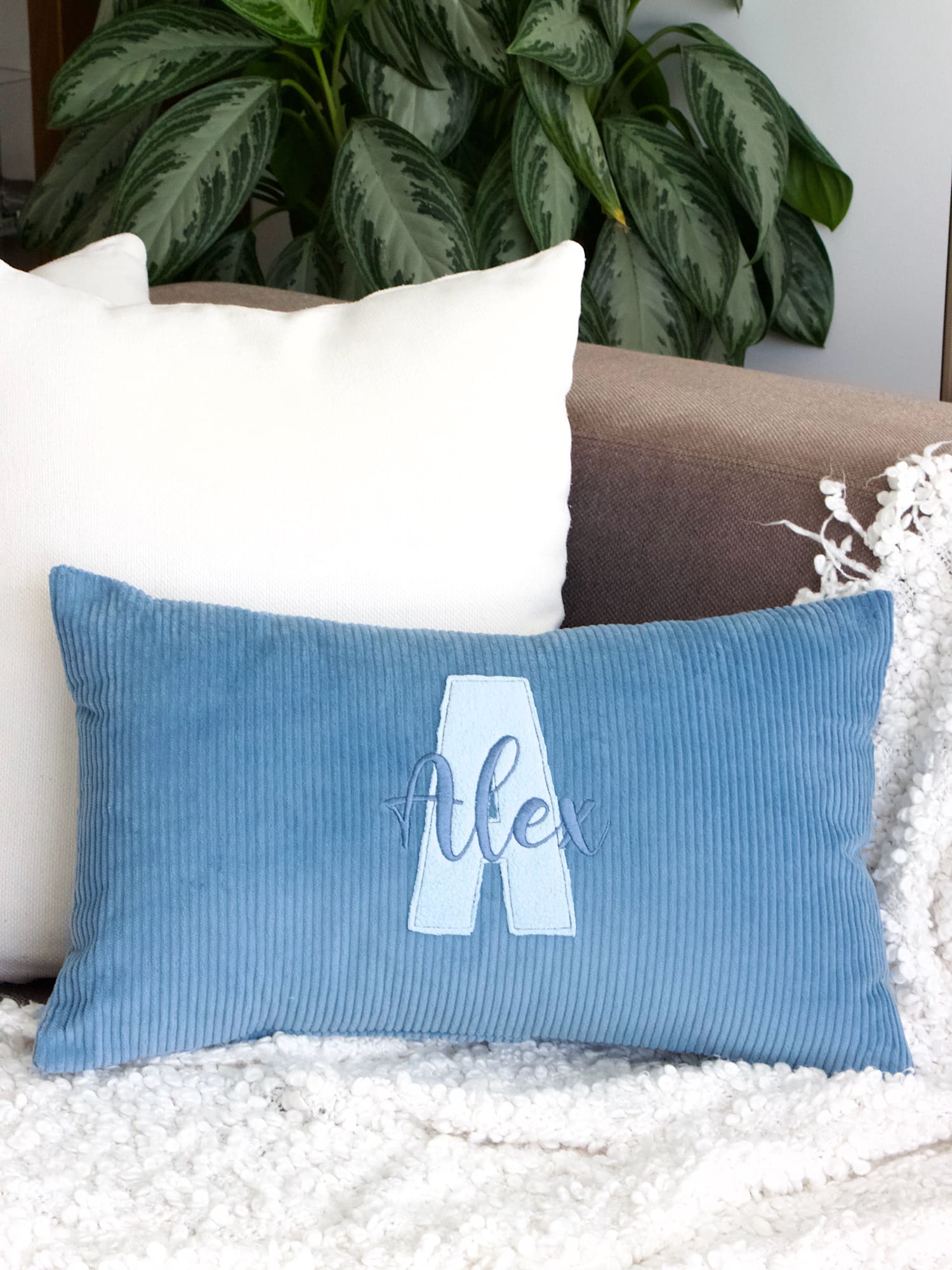 Cordkissen Blau personalisiert mit Buchstabe und Name – moderne Ton-in-Ton Optik auf Sofa