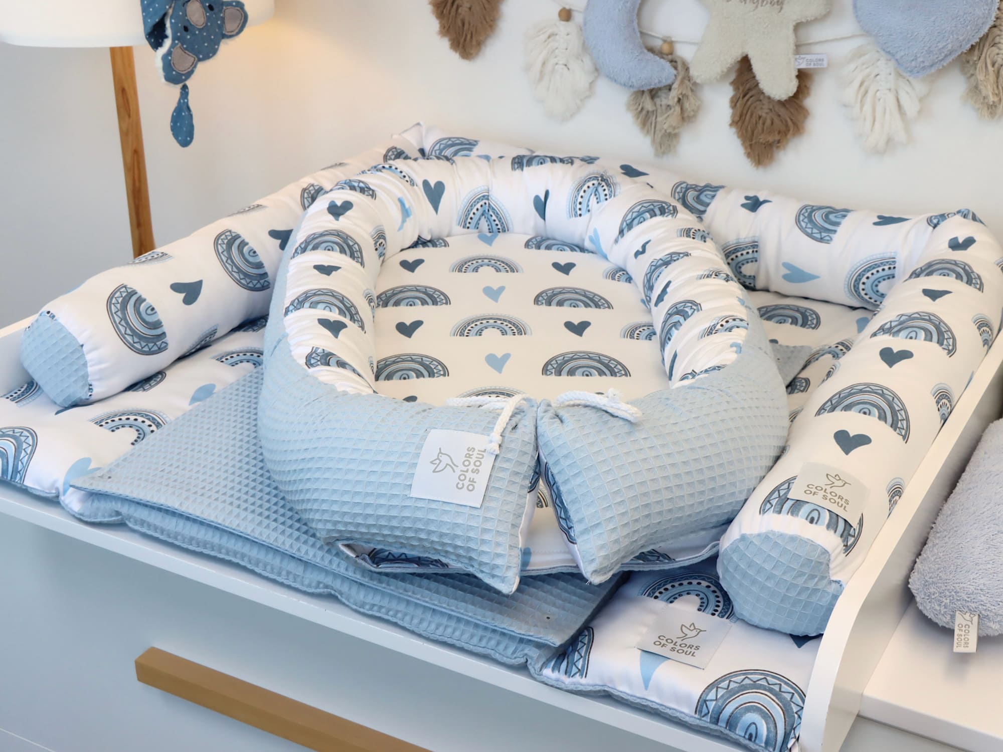 Wickelauflage mit Bettschlange und Babynest - Regenbogen und Herzen blau / Waffelpique Hellblau