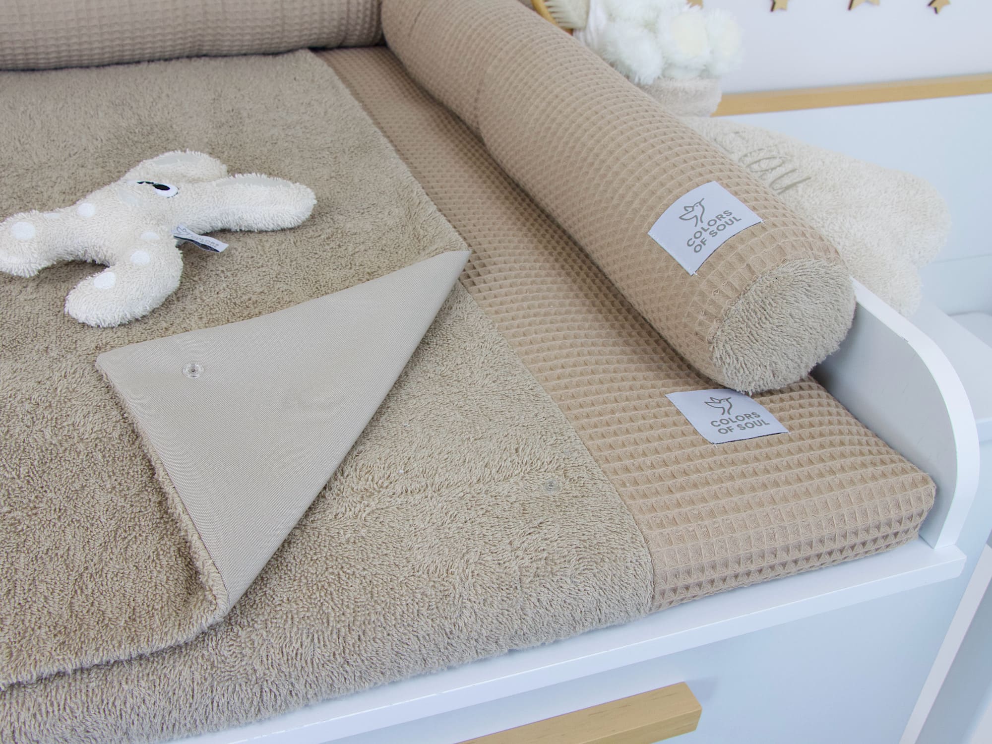 Detailaufnahme Bettschlange Dunkelbeige – sanfte Umrandung passend zur Wickelauflage mit Inlett aus Waffelpique & Frottee.