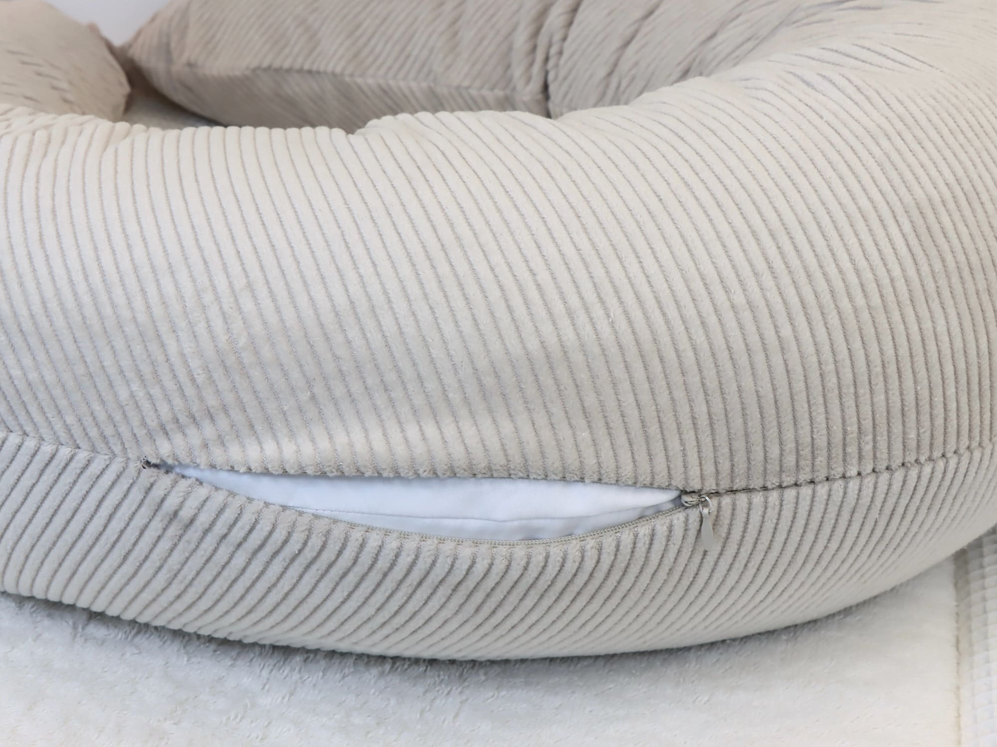 Nahtverdeckter Reißverschluss beim Stillkissen XXL Cord Hellbeige – Detailaufnahme