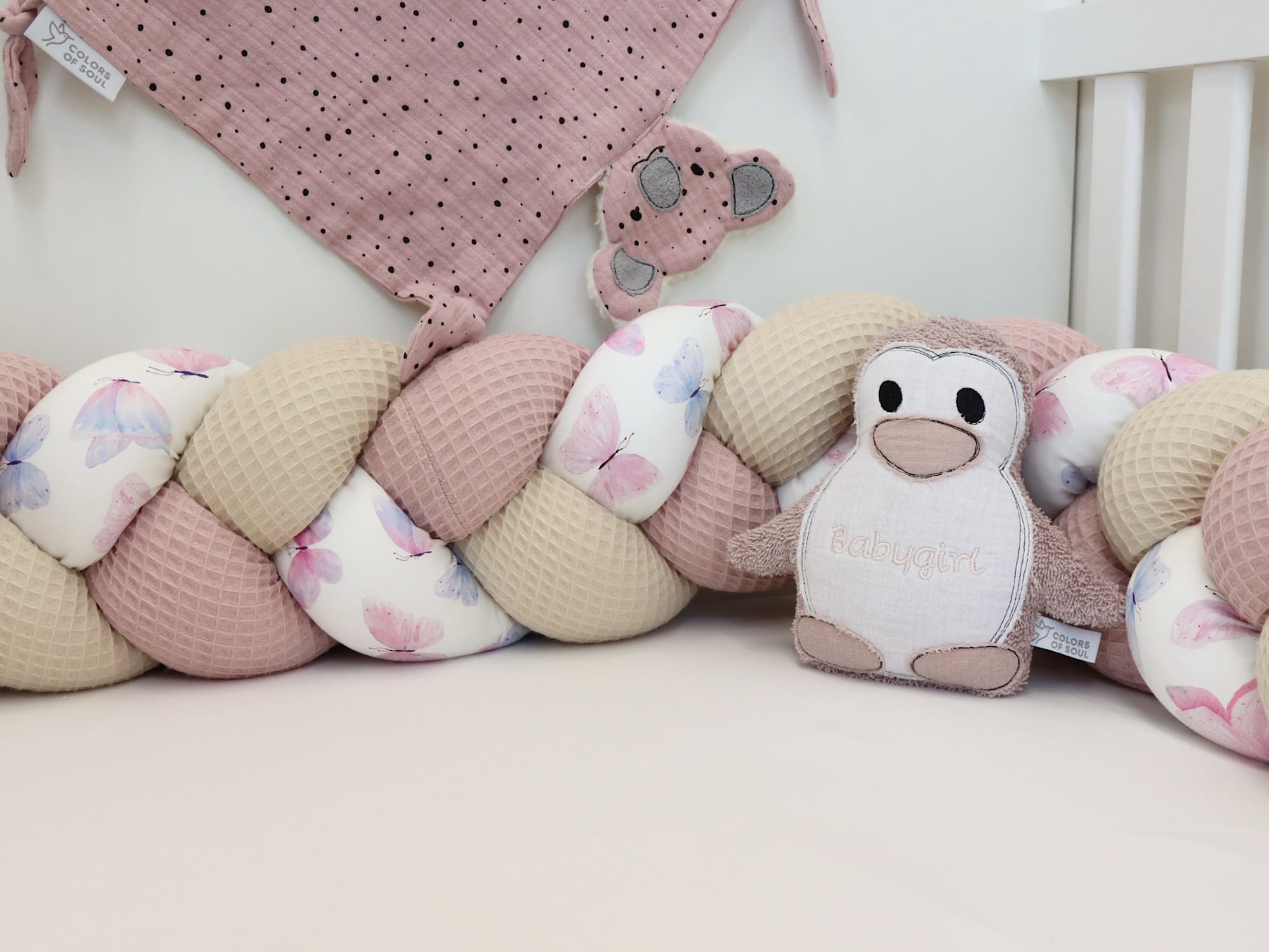 Zarte Bettumrandung fürs Babybett – Waffelpique Altrosa & Light Sand kombiniert mit Schmetterlingsmotiv