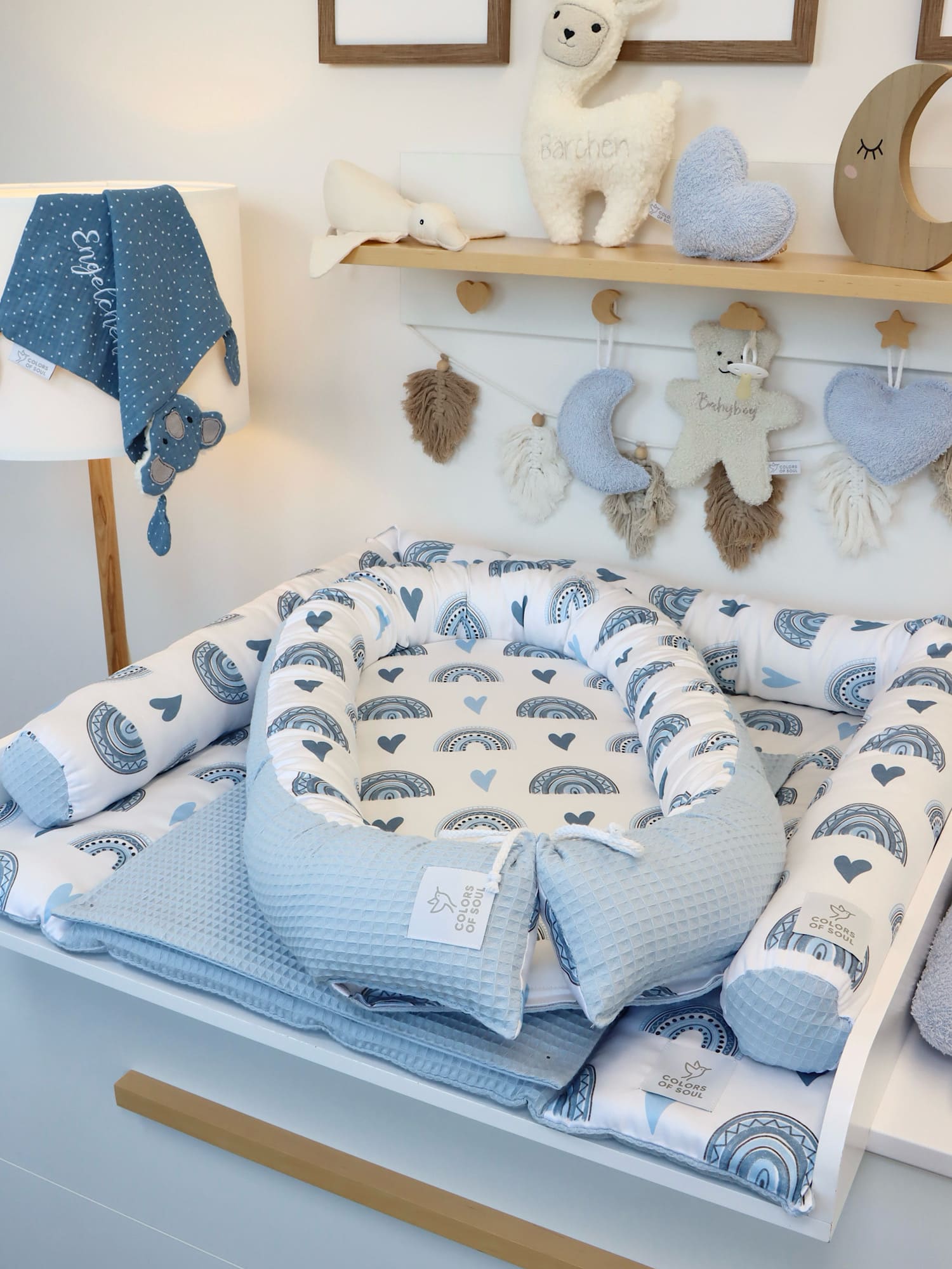 Wickelauflage mit Bettschlange und Babynest - Regenbogen und Herzen blau / Waffelpique Hellblau