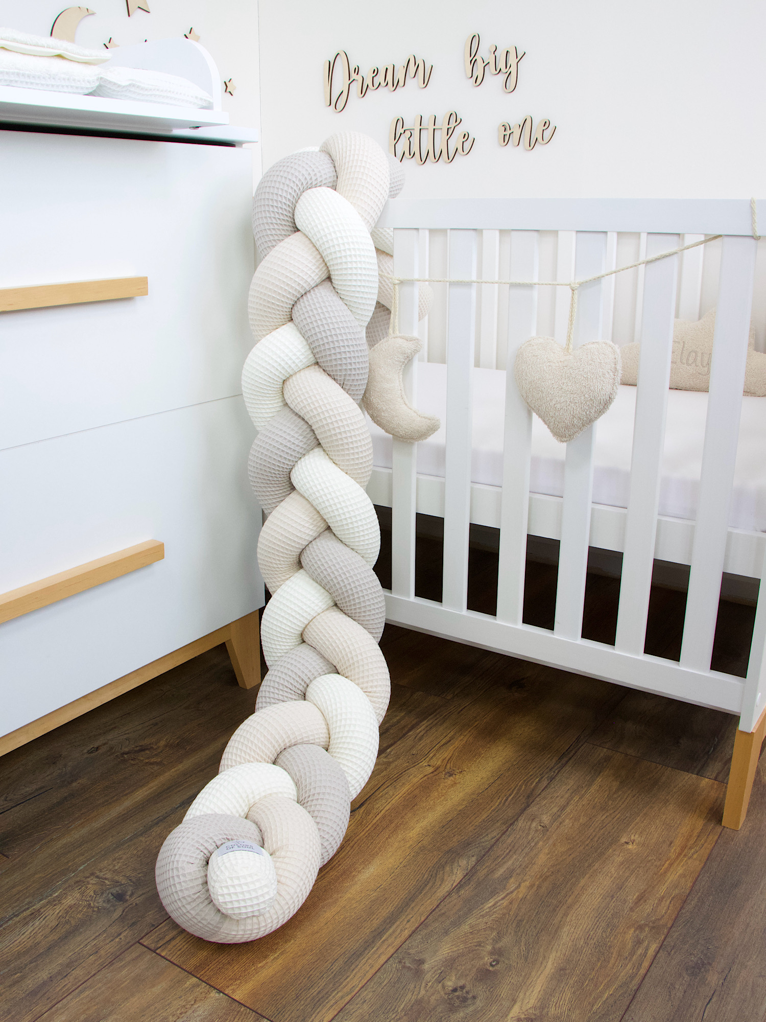 Extra lange Bettschlange in Creme, Beige und Hellbeige stehend am Babybett – Waffelpique handgefertigt