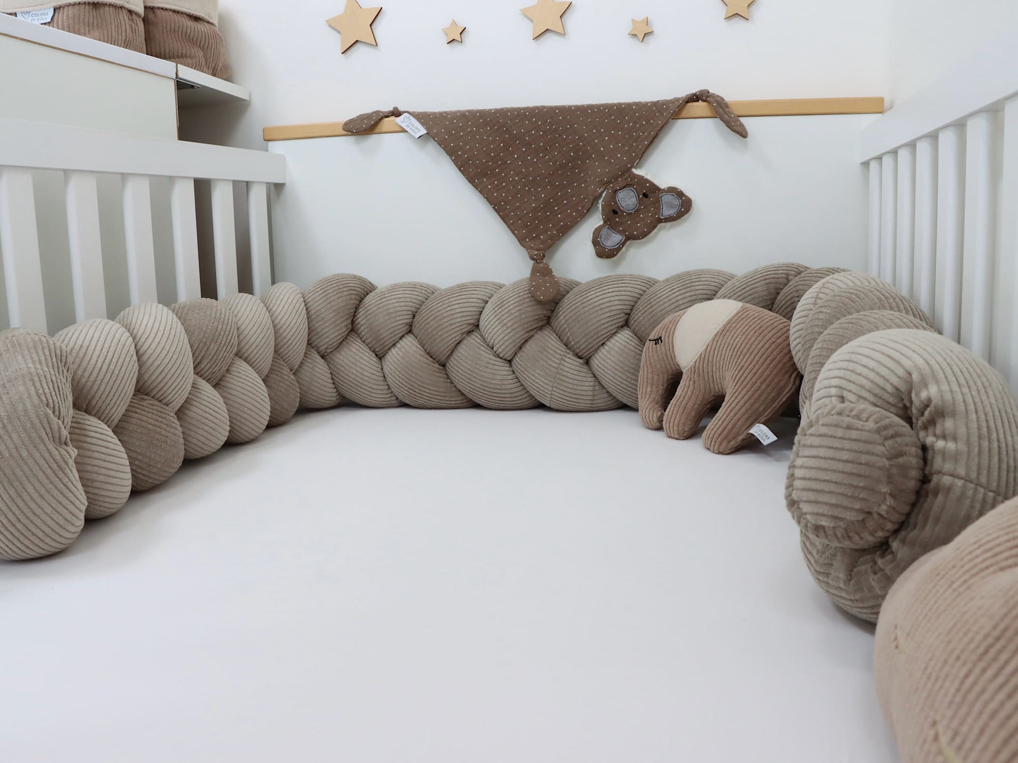 ettschlange Cord Beige rundum im Babybett – weiche Umrandung für Sicherheit und Komfort