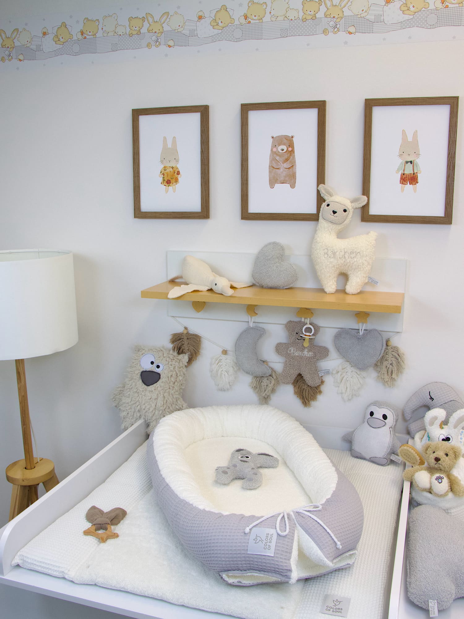 Babybett mit Babynest Hellgrau Creme und Stofftieren – warmes, harmonisches Ambiente