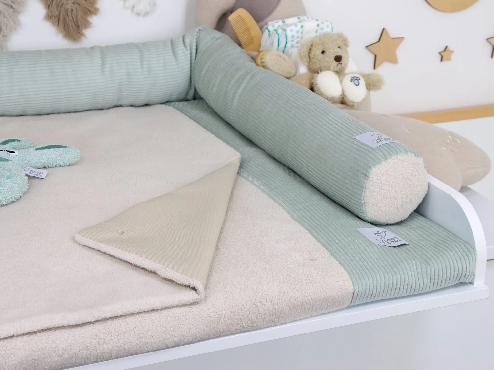 Klassische Bettschlange aus Cord Mint auf weißer Wickelkommode