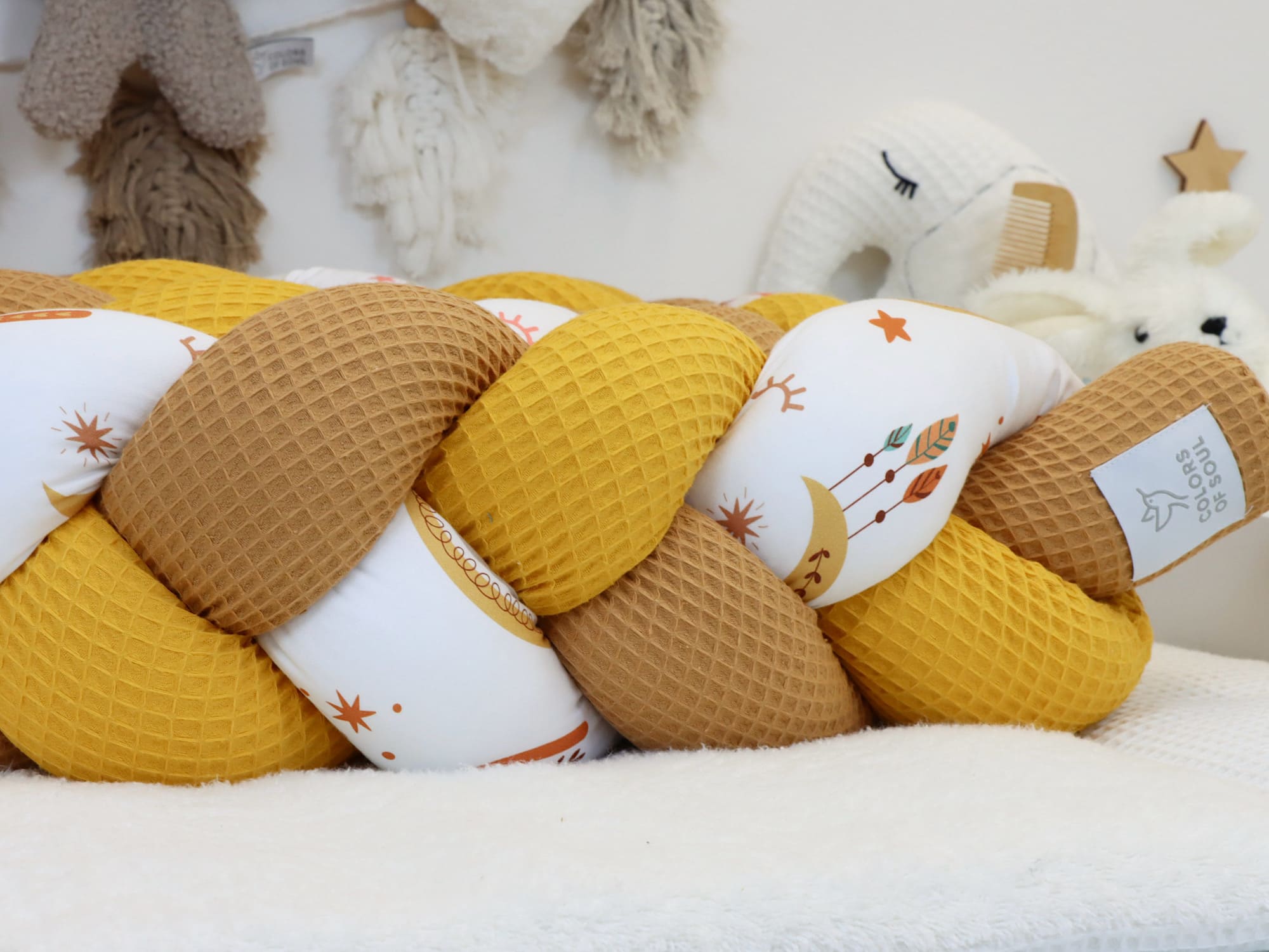 Detailaufnahme geflochtene Bettschlange Baby Boho Regenbogen – Waffelpique Gelb und Karamell im Babybett