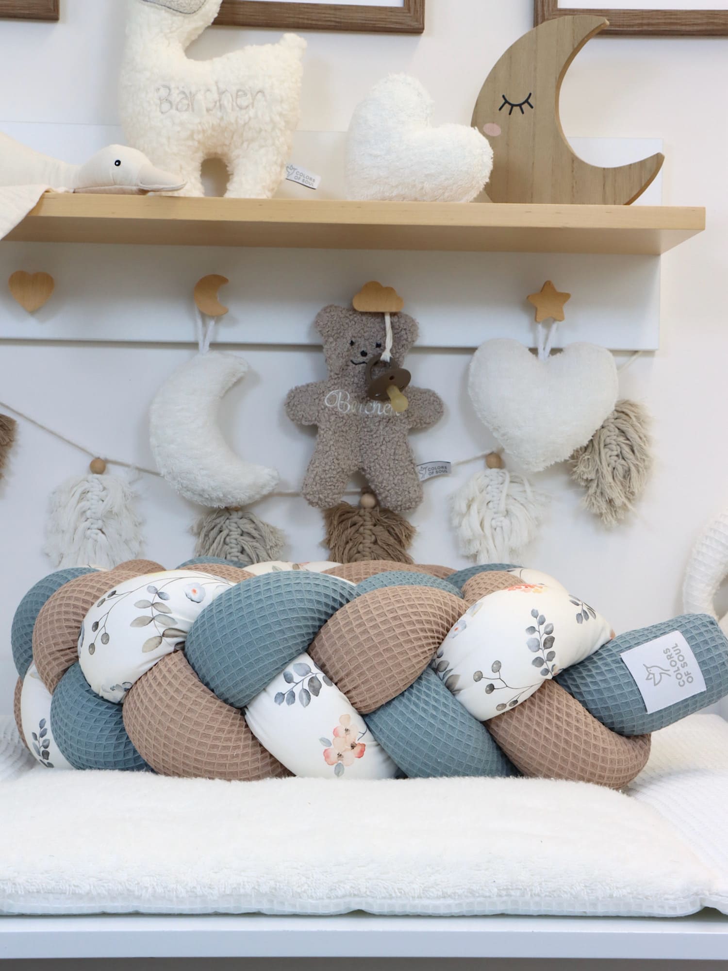 Bettschlange im Babyzimmer auf Wickelkommode mit Naturdeko – handgefertigt in Deutschland
