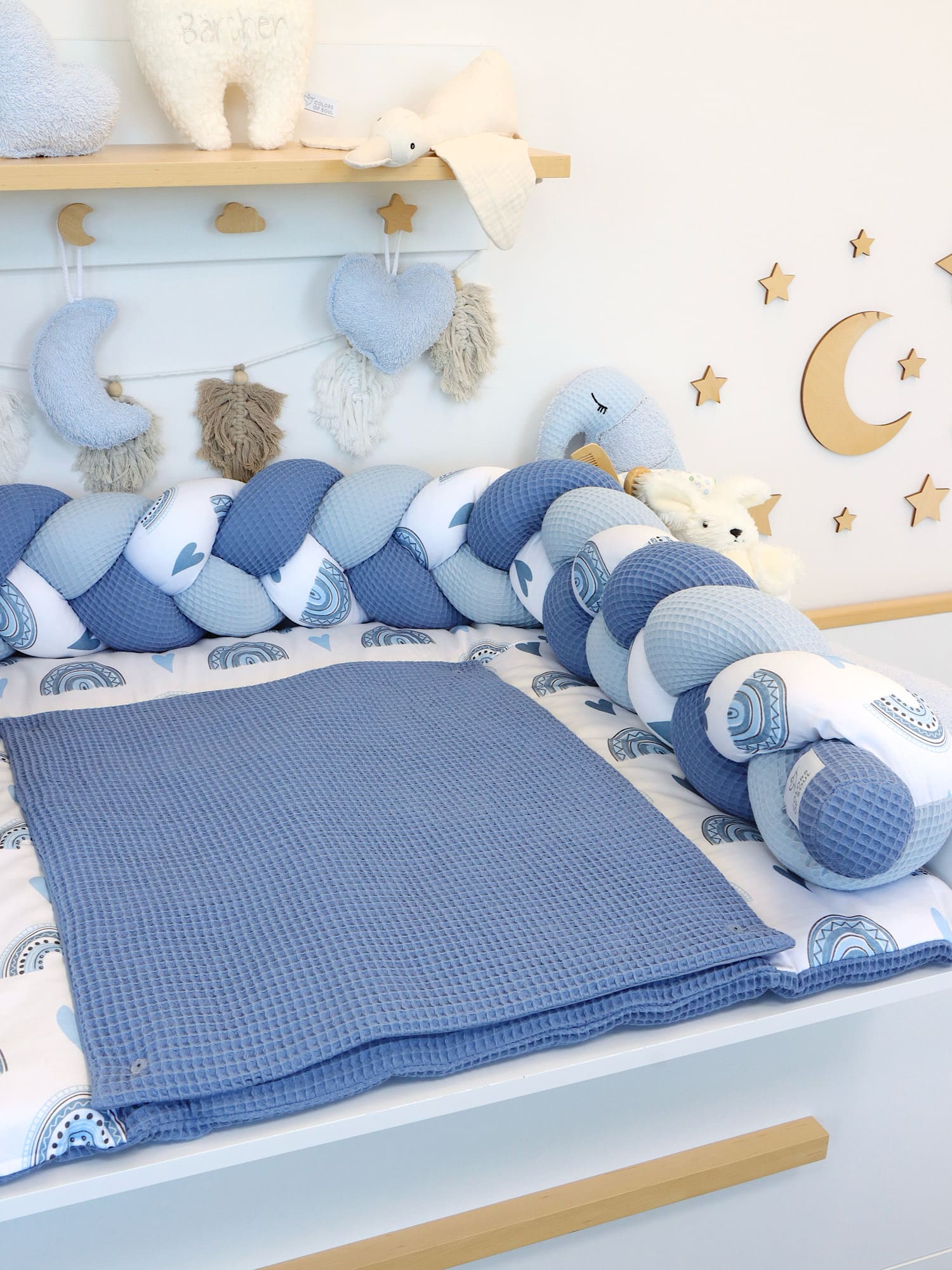 Wickelauflage, geflochtene Umrandung, Babynest - Regenbogen und Herzen blau / Waffelpique blau