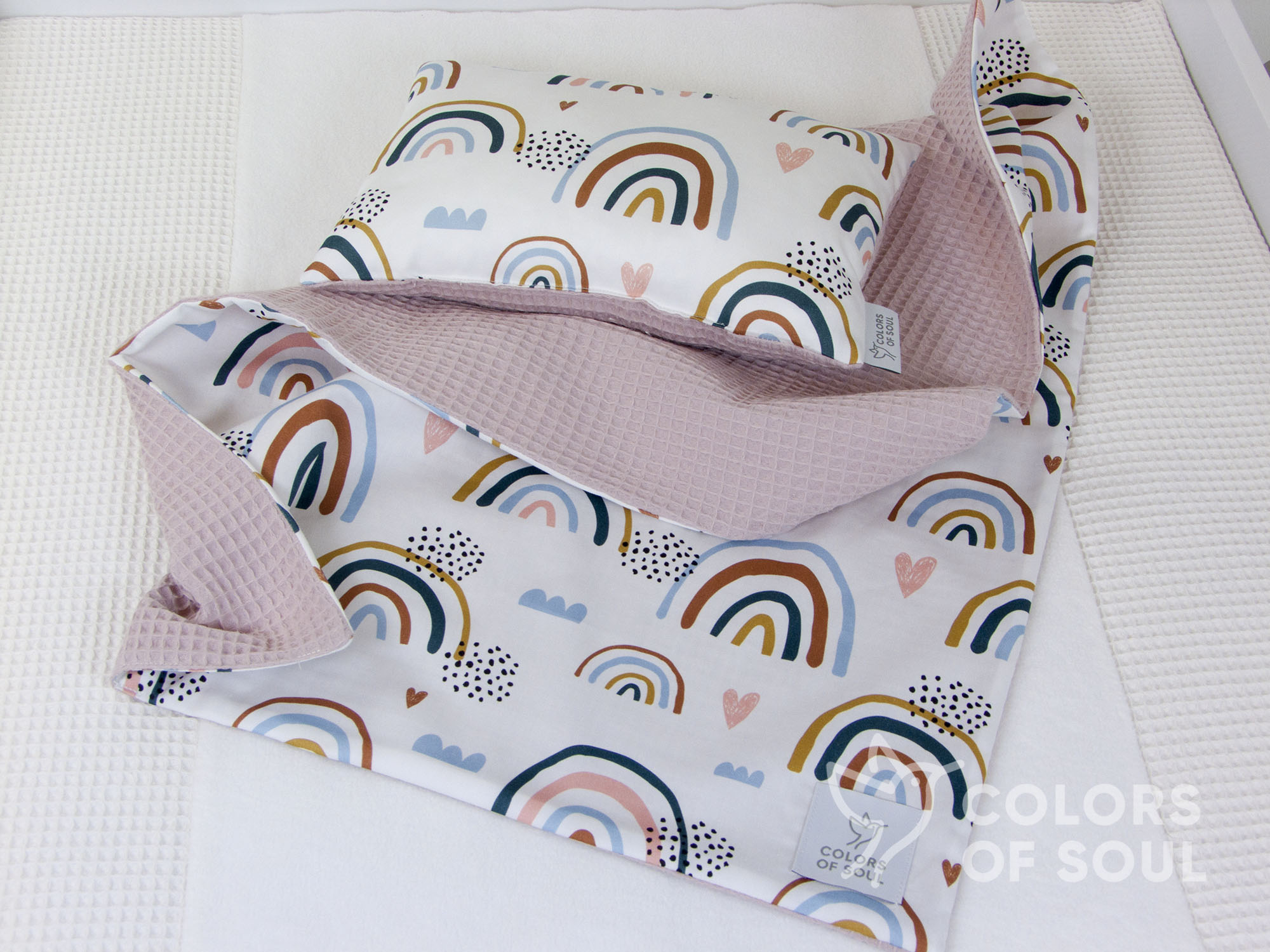 Babydecke - Regenbogen und Herzen / Waffelpique altrosa