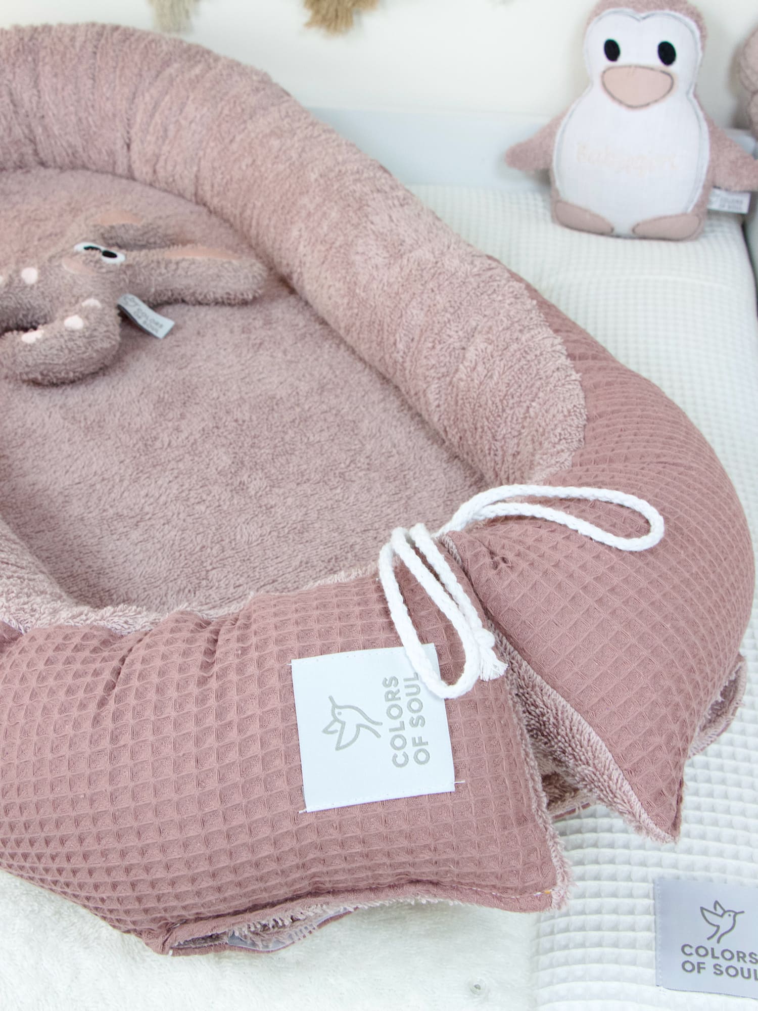 Detailaufnahme Babynest Altmalve – hochwertige Verarbeitung mit Schleifenverschluss und sanfter Waffelpique-Struktur