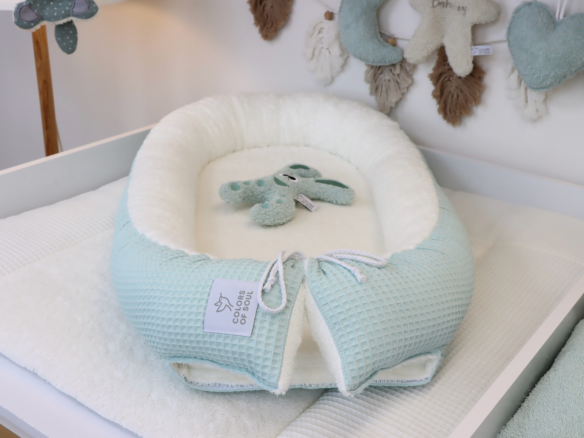 Zartes Babynest in Mintgrün und Creme – natürlich, modern und handmade aus Baumwolle