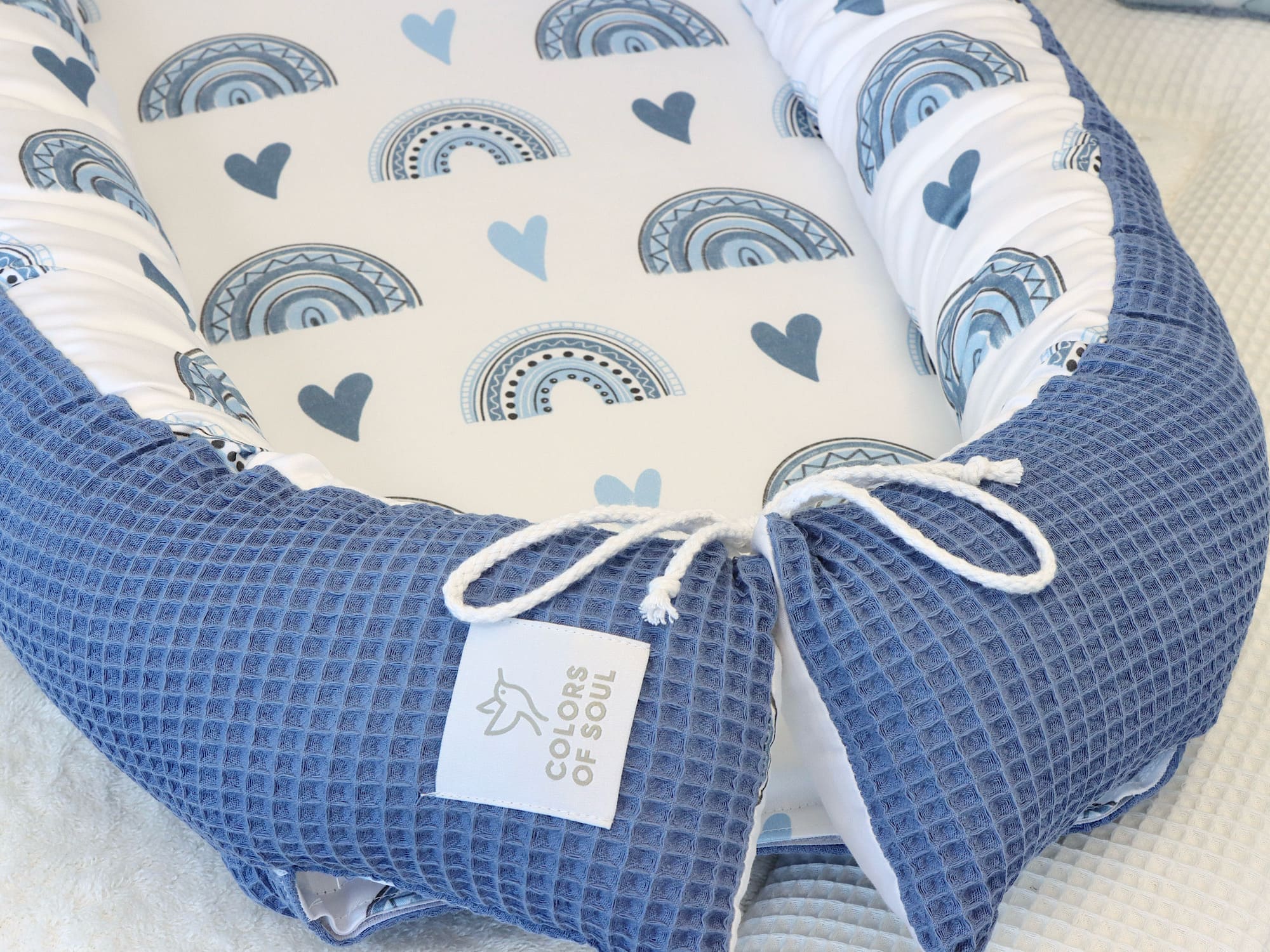 3-er SET - Wickelauflage, Bettschlange, Babynest - Regenbogen und Herzen blau / Waffelpique blau