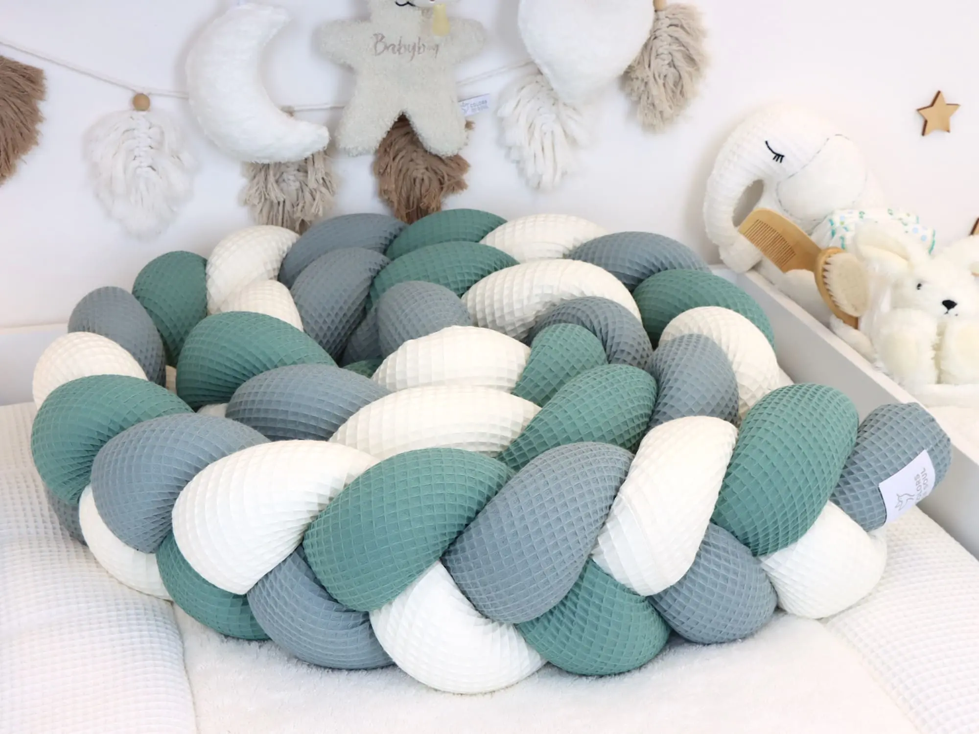 Geflochtene Bettschlange aus Waffelpique in Creme, Altgrün und Dusty Altmint im Babyzimmer