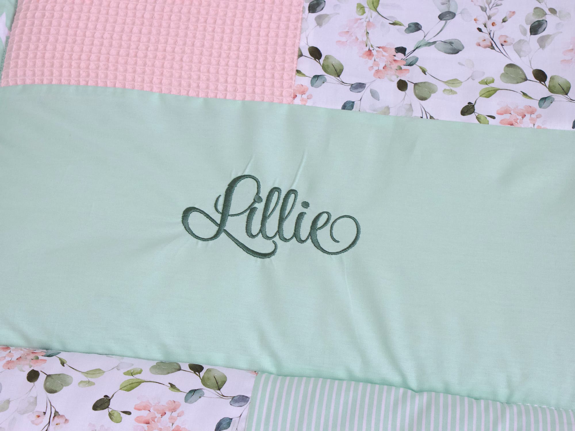 Patchwork Krabbeldecke - Gartenblumen rosa / Waffelpique hellrosa / mint