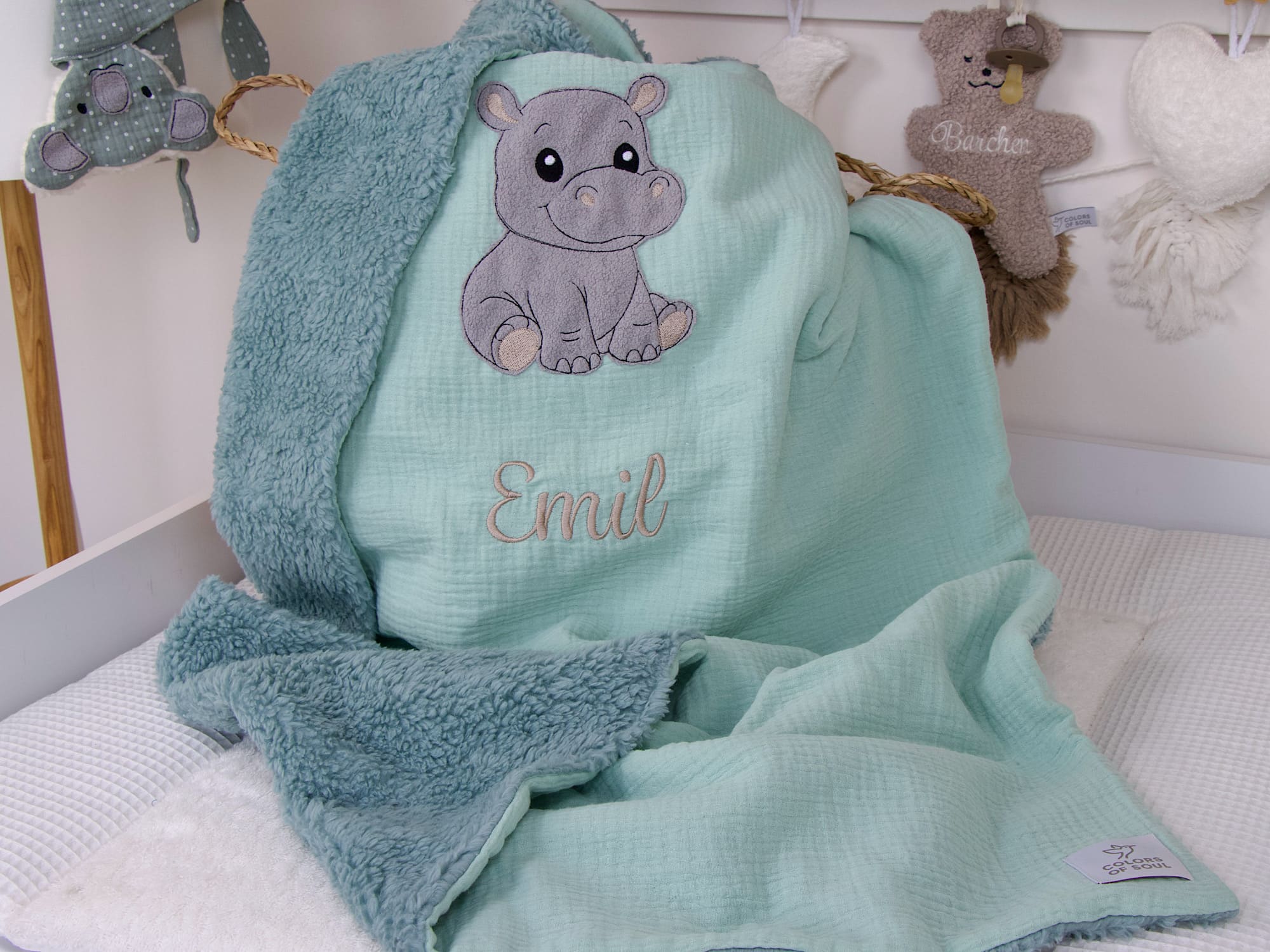 Personalisierte Babydecke mit Nilpferd-Applikation in Pastellmint