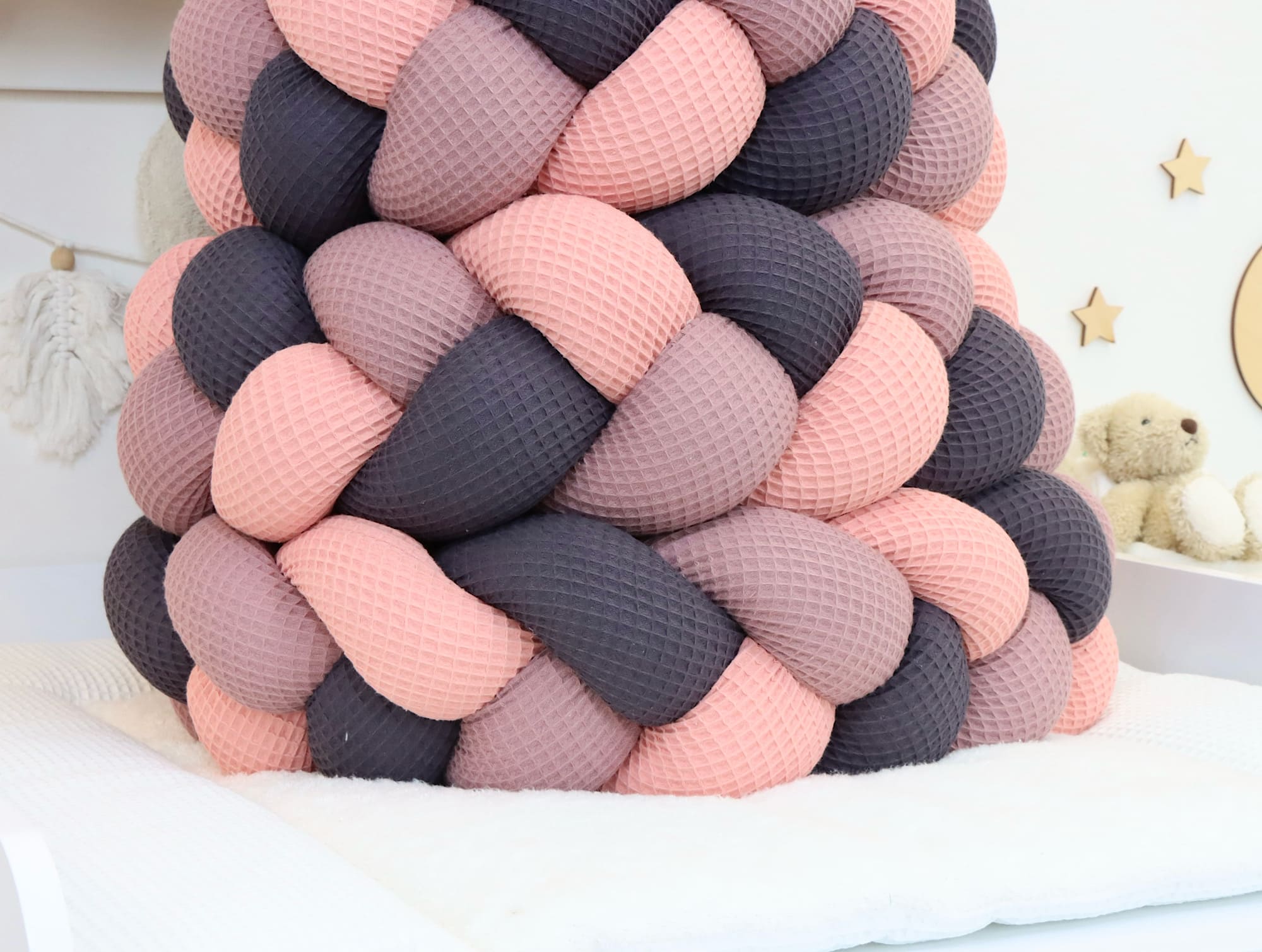 Hochwertige geflochtene Bettschlange in Blush, Alte Malve & Dunkelgrau – stilvolle Babybett-Umrandung