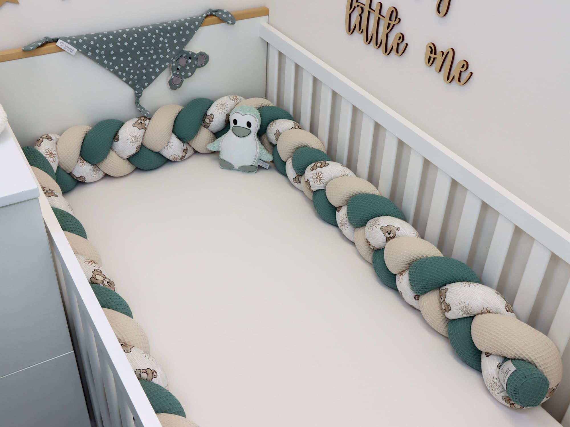 Bettschlange Altgrün & Natur als Schutz im Babybett – sanfte Farben und liebevolles Bärchenmotiv.