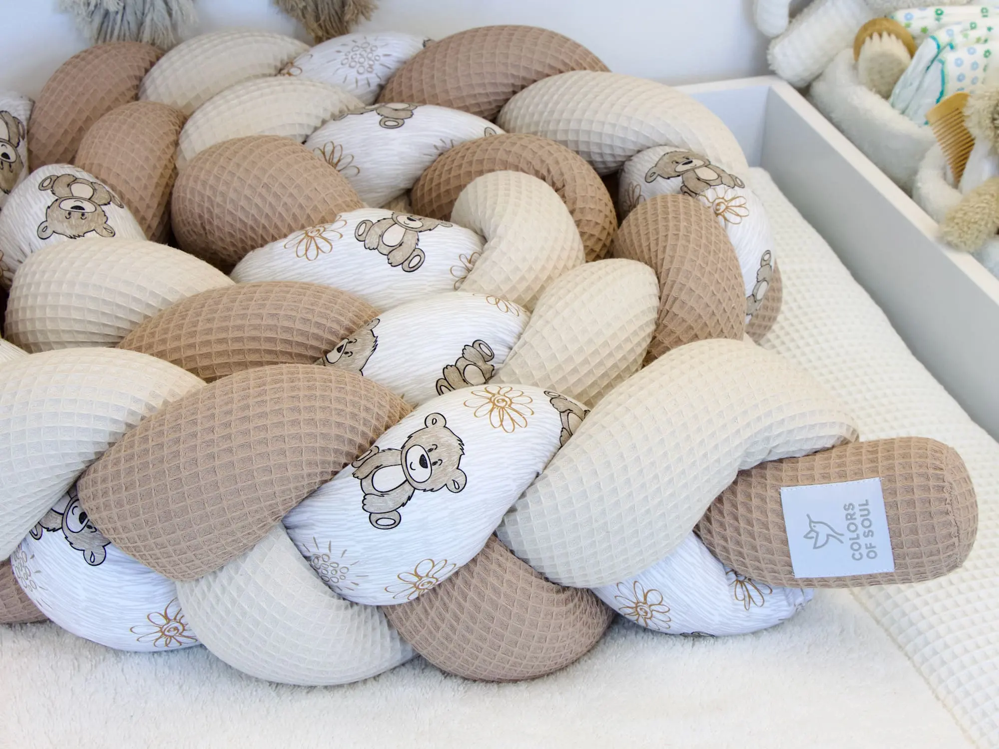 Geflochtene Bettschlange mit Bärchenmuster aus Waffelpique Camel und Natur