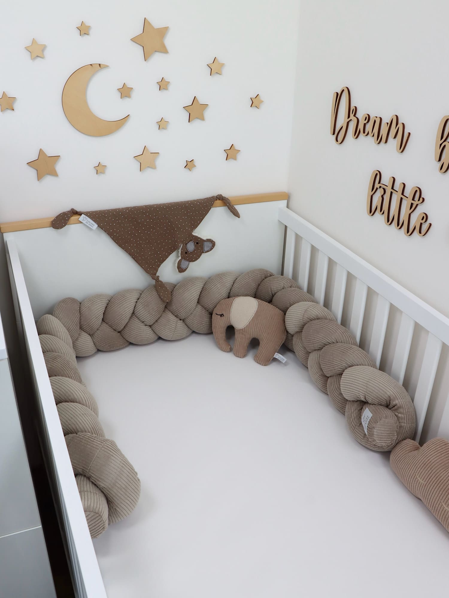 Geflochtene Bettschlange Cord Beige – eingerahmtes Babybett mit Stern-Deko an der Wand