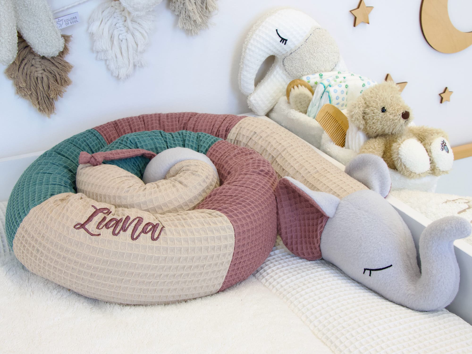 Personalisierte Bettschlange Elefant in Beige, Altmalve und Altgrün aus Waffelpique im Babybett