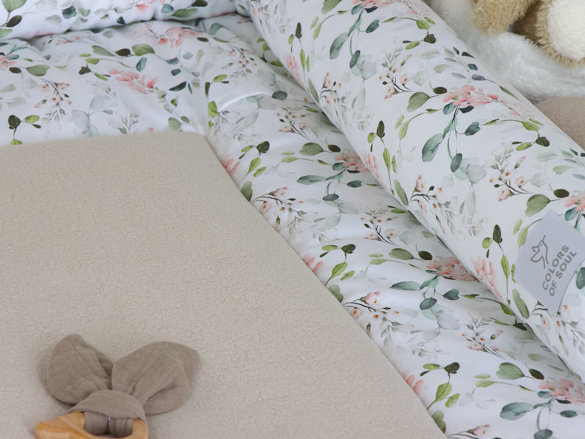 Liebevoll gestaltetes 2er Set aus Wickelauflage und Bettschlange – Gartenblumen rosa / Baumwollfleece beige